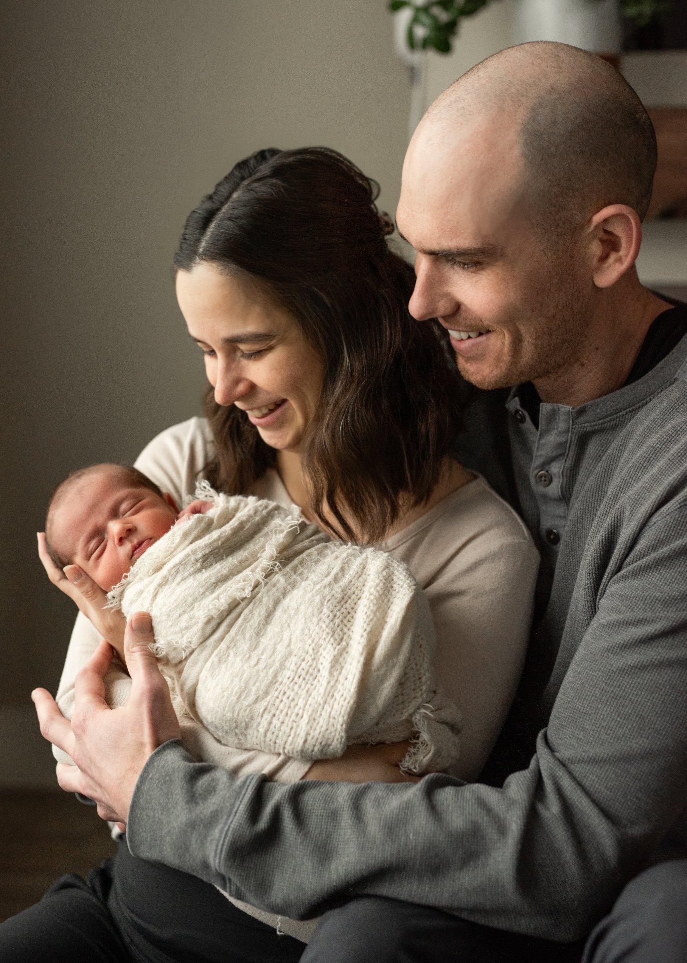 You can feel it in the way they look at their baby &mdash; the awe, the tenderness, the &ldquo;we made you&rdquo; kind of love 🤍

No perfect poses needed. Just the beauty of being together in the middle of a season that changes everything.

-

#natu