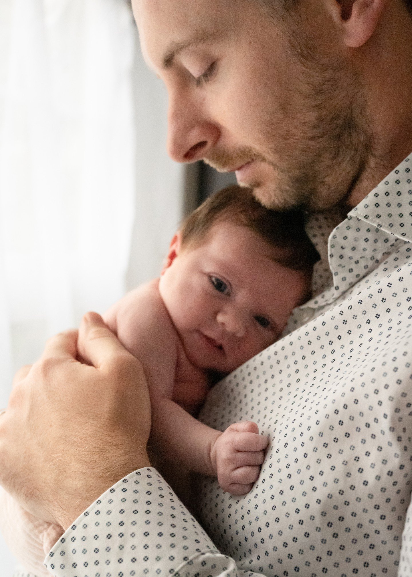 Those tiny eyes, that perfect little face, and a place that already feels like home - in Dad&rsquo;s arms🤍

-
#newbornanddad #vancouverdad #newbaby #vancouvernewbornphotographer #lifestylenewbornphotography #inhomenewbornsession #naturallight