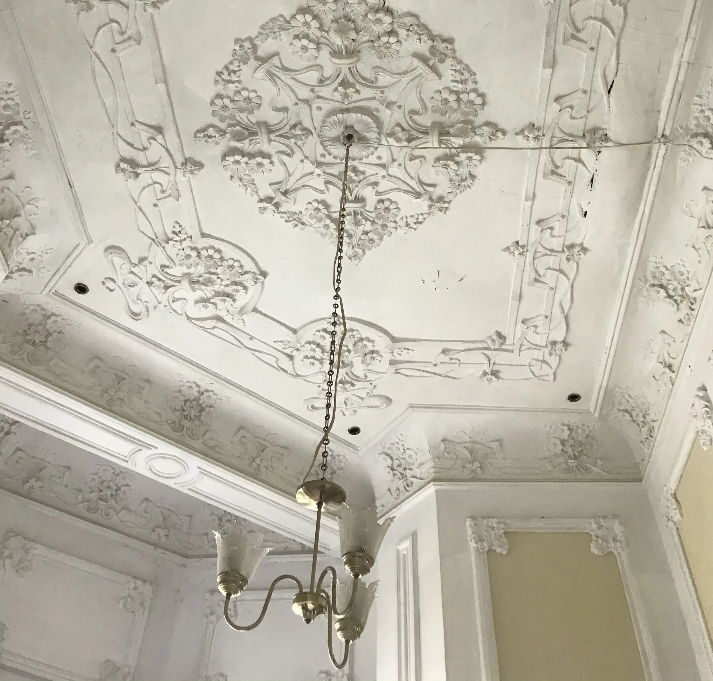 Los techos son en realidad lienzos pintados que cubren una estructura de techo tradicional.The ceilings are actually painted canvass, covering a traditional ceiling structure