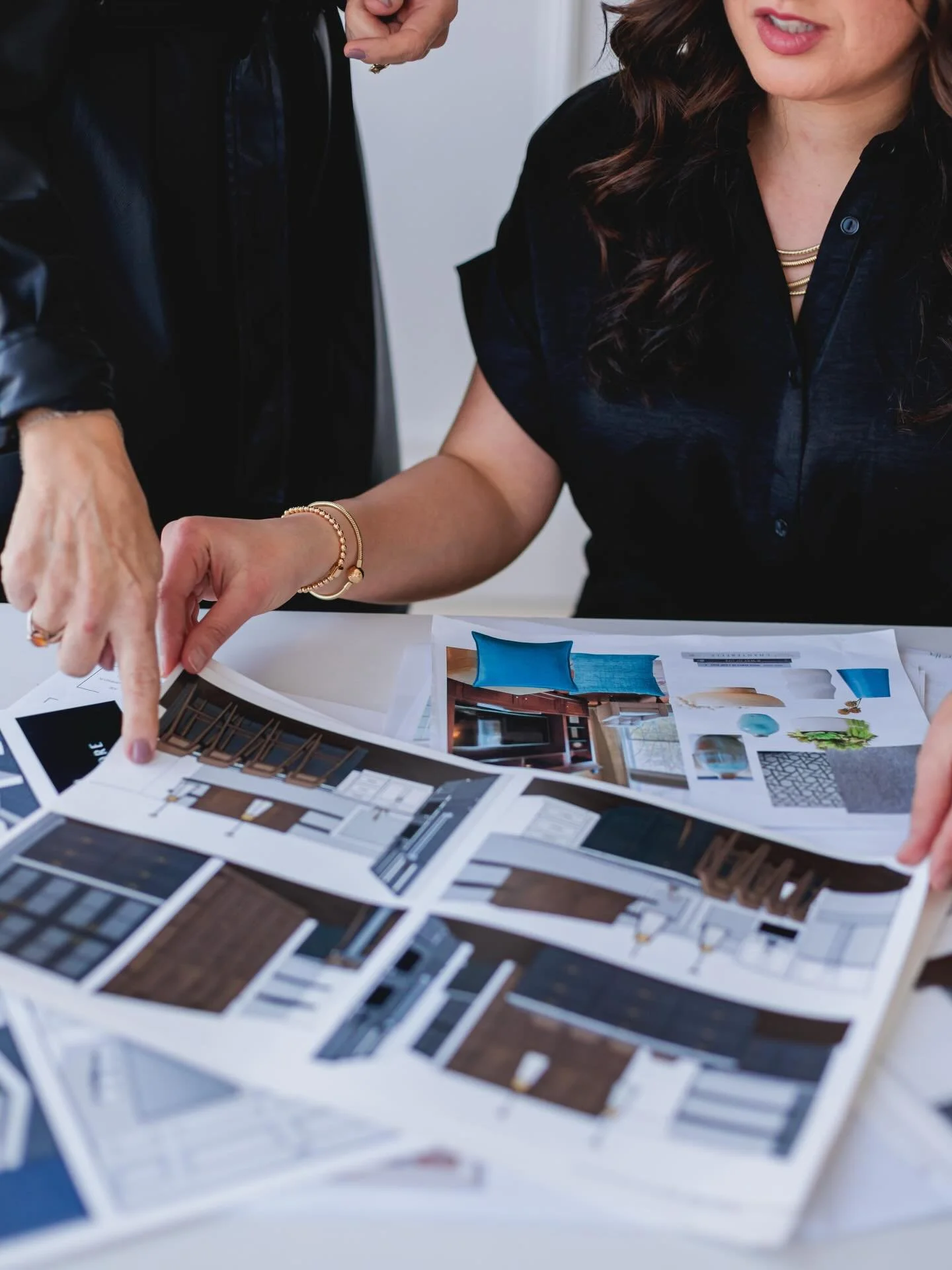 SMD is designing a few new projects and it never gets old.  We love collaborating, problem solving, pulling fabric swatches, selecting paint colors&hellip;it&rsquo;s the best!

📸 @elliefrancesphotography 
#stacymooredesigns #smdesignstudio #interior