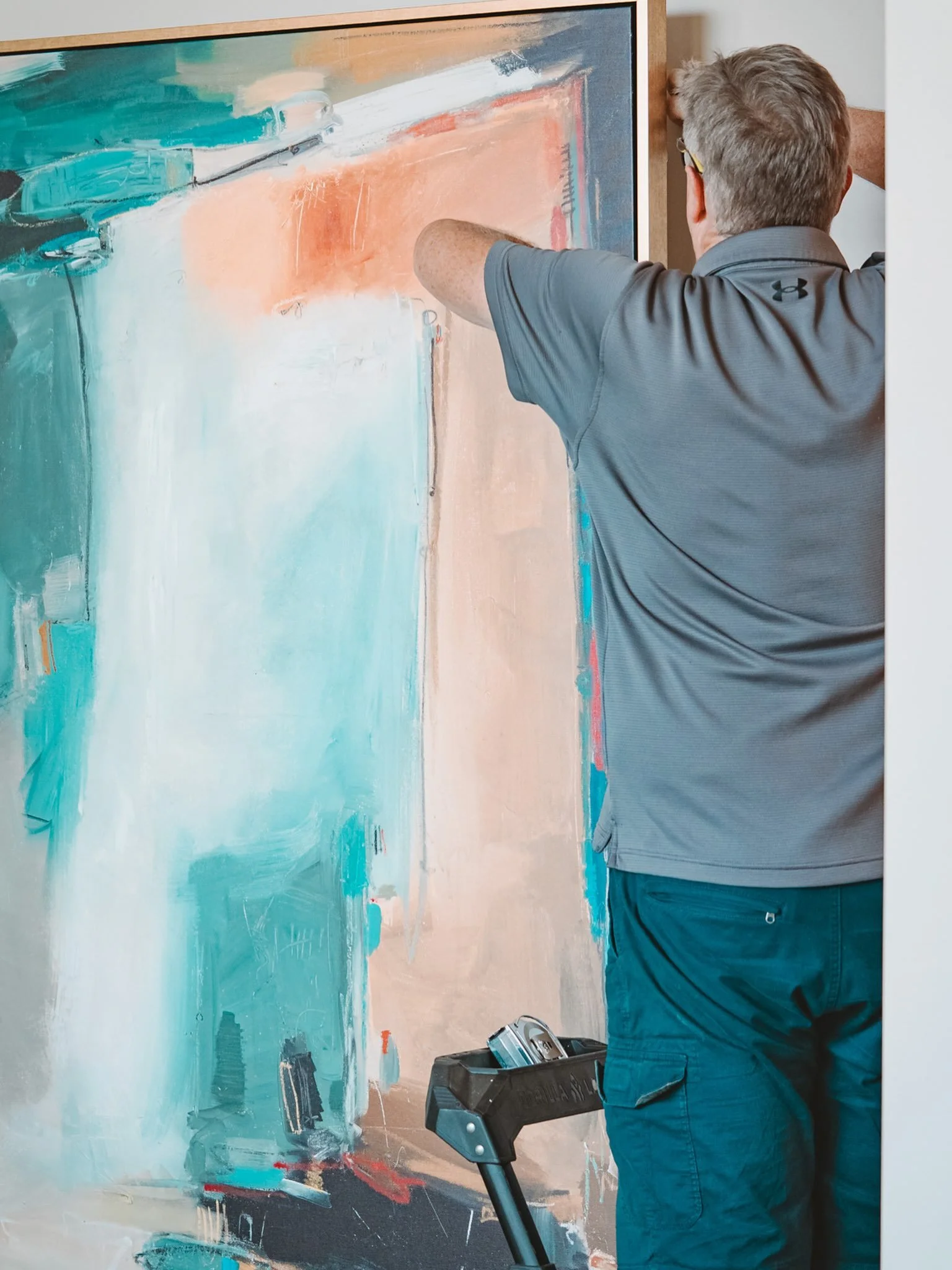 We love art, and we love the moment it finds its perfect place. So thankful for Steve and the patience, precision, and expertise he brings to every installation. We are truly grateful to have him on our team!

#stacymooredesigns #artinstallations #in