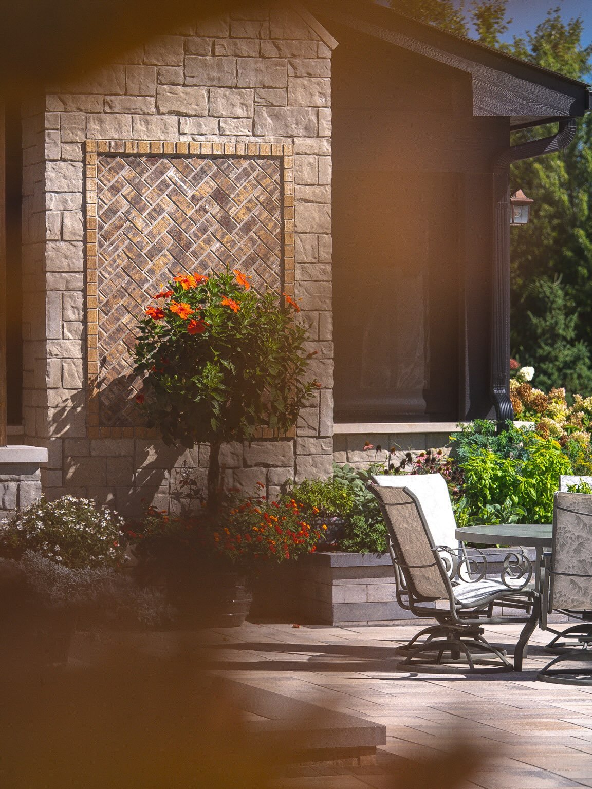 D E T A I L S of home.

A home&rsquo;s exterior is just as important as its interior. It&rsquo;s a beautiful prelude to what&rsquo;s waiting when you walk through the front door.

From the roofline to the landscape, layers of stone, brick, wood, pain