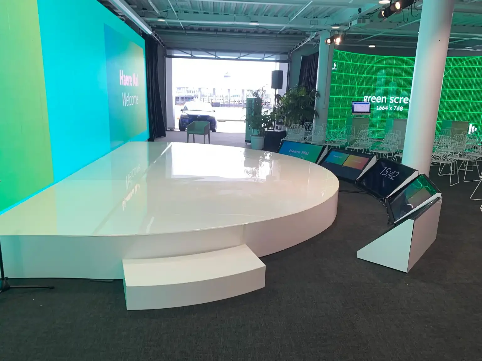 6m half round stage with white acrylic top