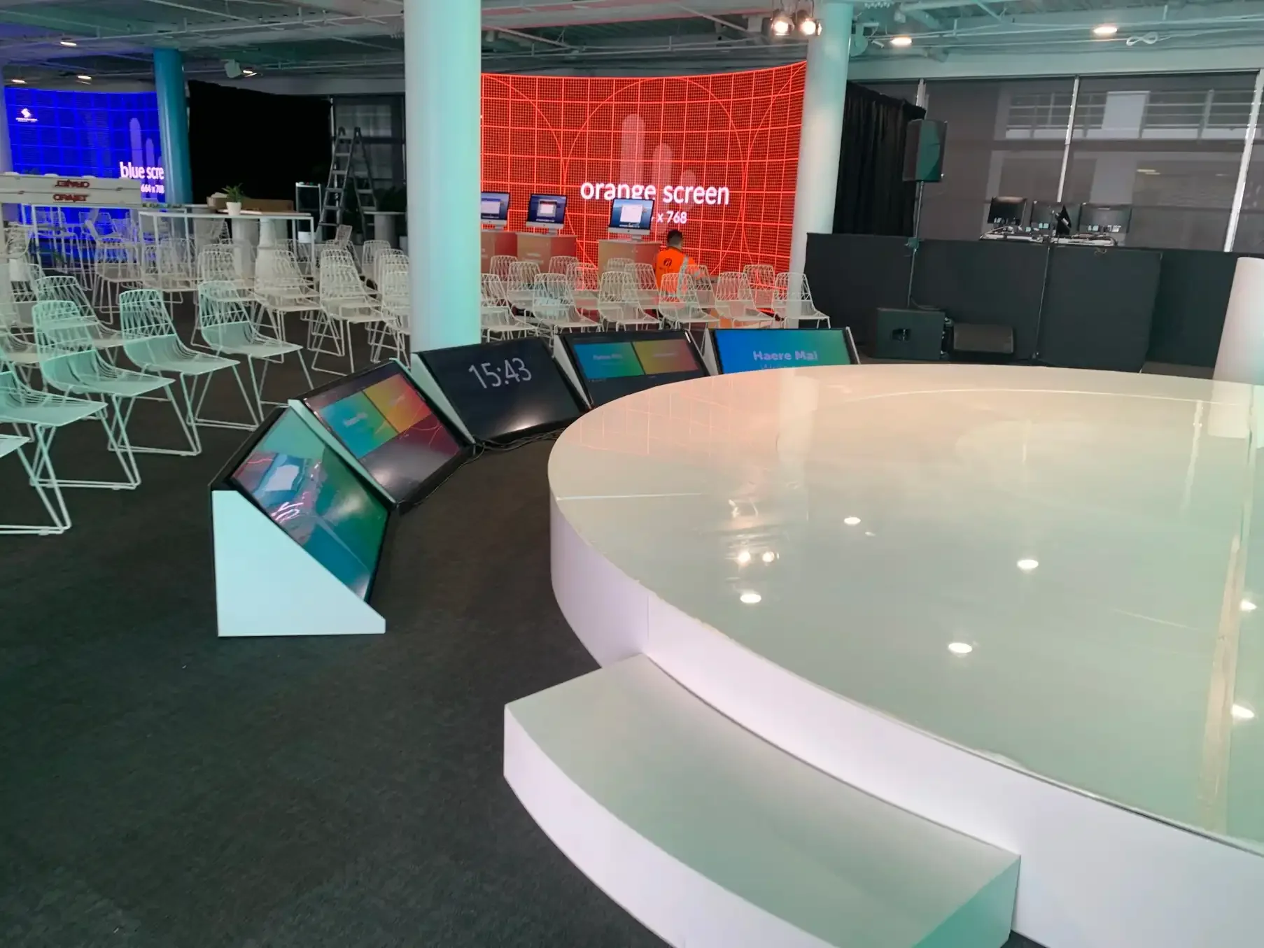 6m half round stage with white acrylic top