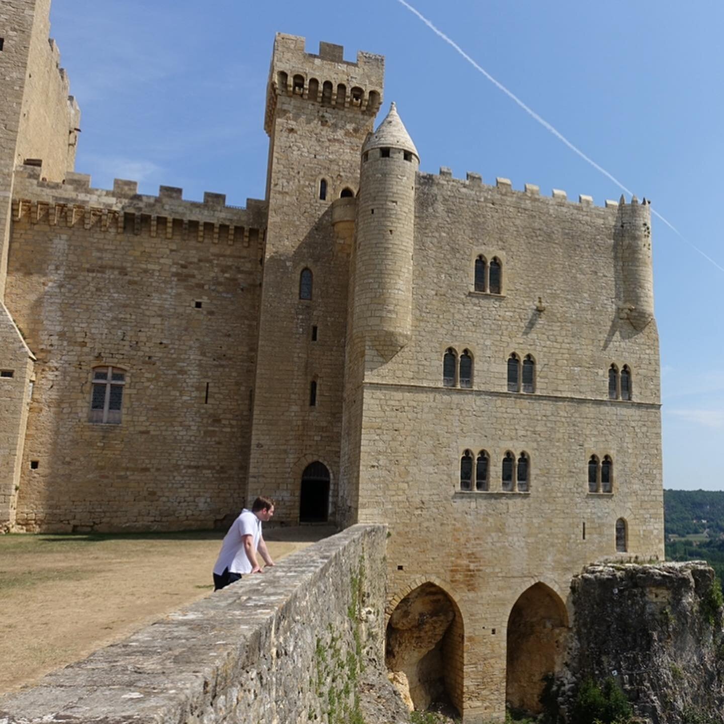 Ch&acirc;teau de Beynac is one of my favorite medieval castles. There is something oh so satisfying about taking in a grand view from a grand structure. The Ch&acirc;teau is a fortress but it blends so perfectly into the surroundings, like an extensi