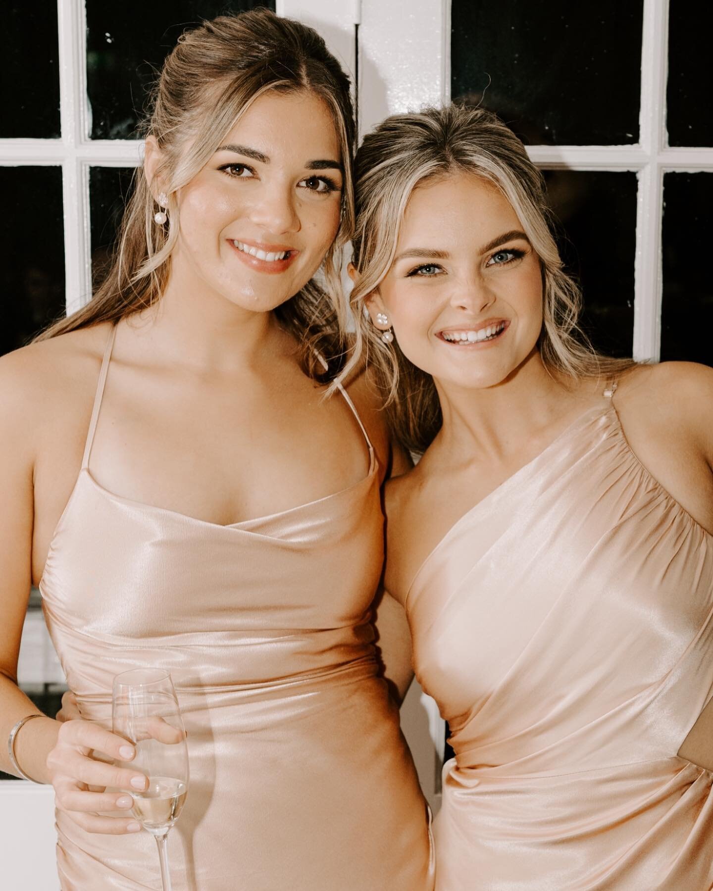 A moment for the bridesmaids 🥵😳

I loved, loved, LOVED creating this spicy 🌶️ bronzey 🤎 look for these two stunning gals! 

Hair by @loveisinthehair_byliz 
Dresses @shonajoy 
Venue @hillstonestlucia 
Photography @_untamedcreative_ 

.
.
.
.
.
#br