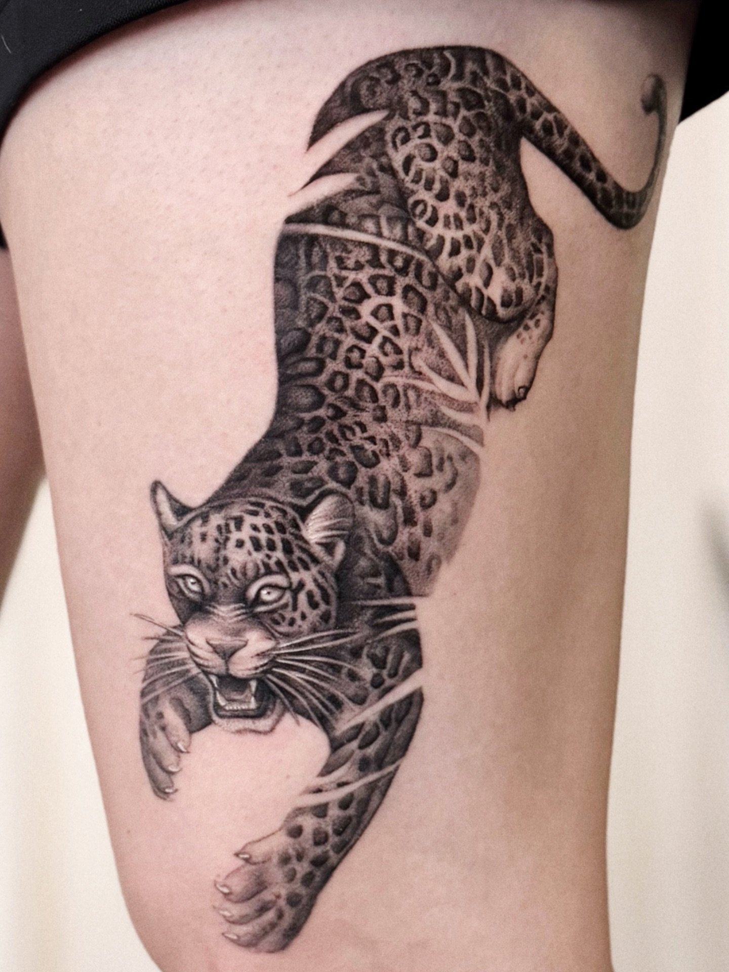 Big thank you to Simona
Jaguar for the thigh
#thightattoos #jaguar #jaguartattoo #realismtattoo #tattooartist #blackwork #seattletattoos
