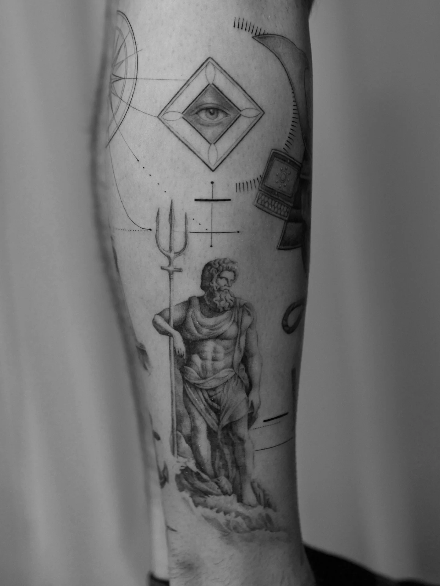 PT 2 Aidan
The side of the leg that represents his calling to the water.
Gaining his experience as a young fisherman with his father and as a professional in Alaska.
#seattletattoos #finelinetattoo #tattooideas #poseidon #statuetattoo #sculpture