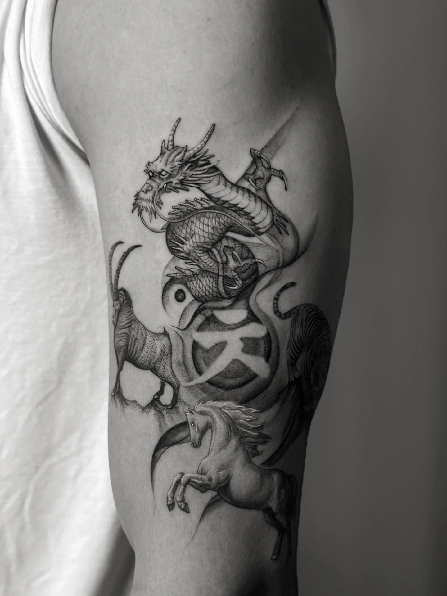 Tribute to Daniel&rsquo;s Family. 

Chinese Zodiac : Goat , Dragon, Tiger and Horse 

And Character for his Family Name

Always trying to find ways to better to showcase this style of art as it leans on graphic and realistic styles. 

#seattle #seatt