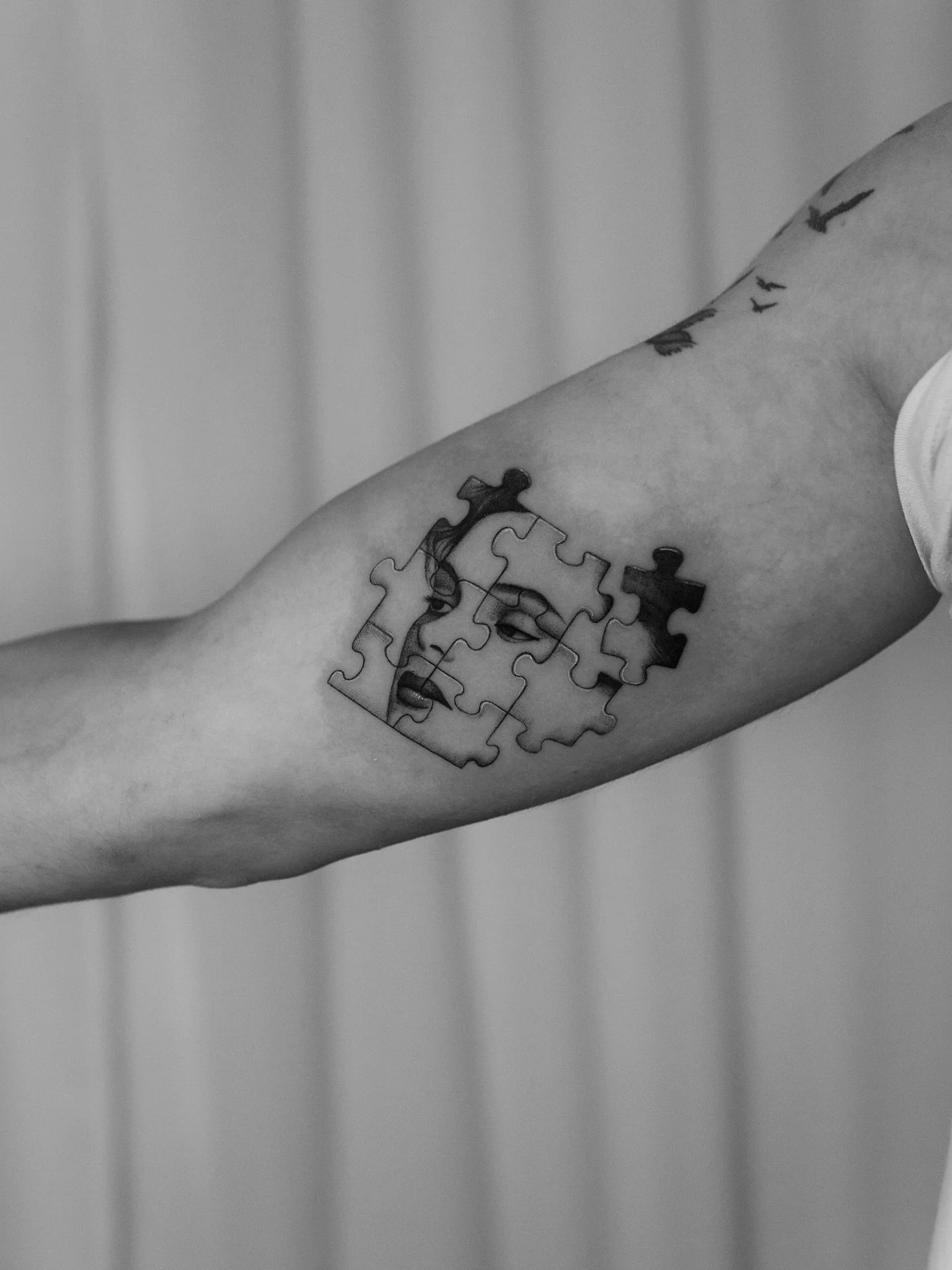 Puzzle Portrait from my Flash.

Big thank you to Francisco for the trust and for giving this piece a new home 🏠 

So excited on your next steps finishing your residency. 

#portraittattoo #puzzletattoo #seattletattooartist