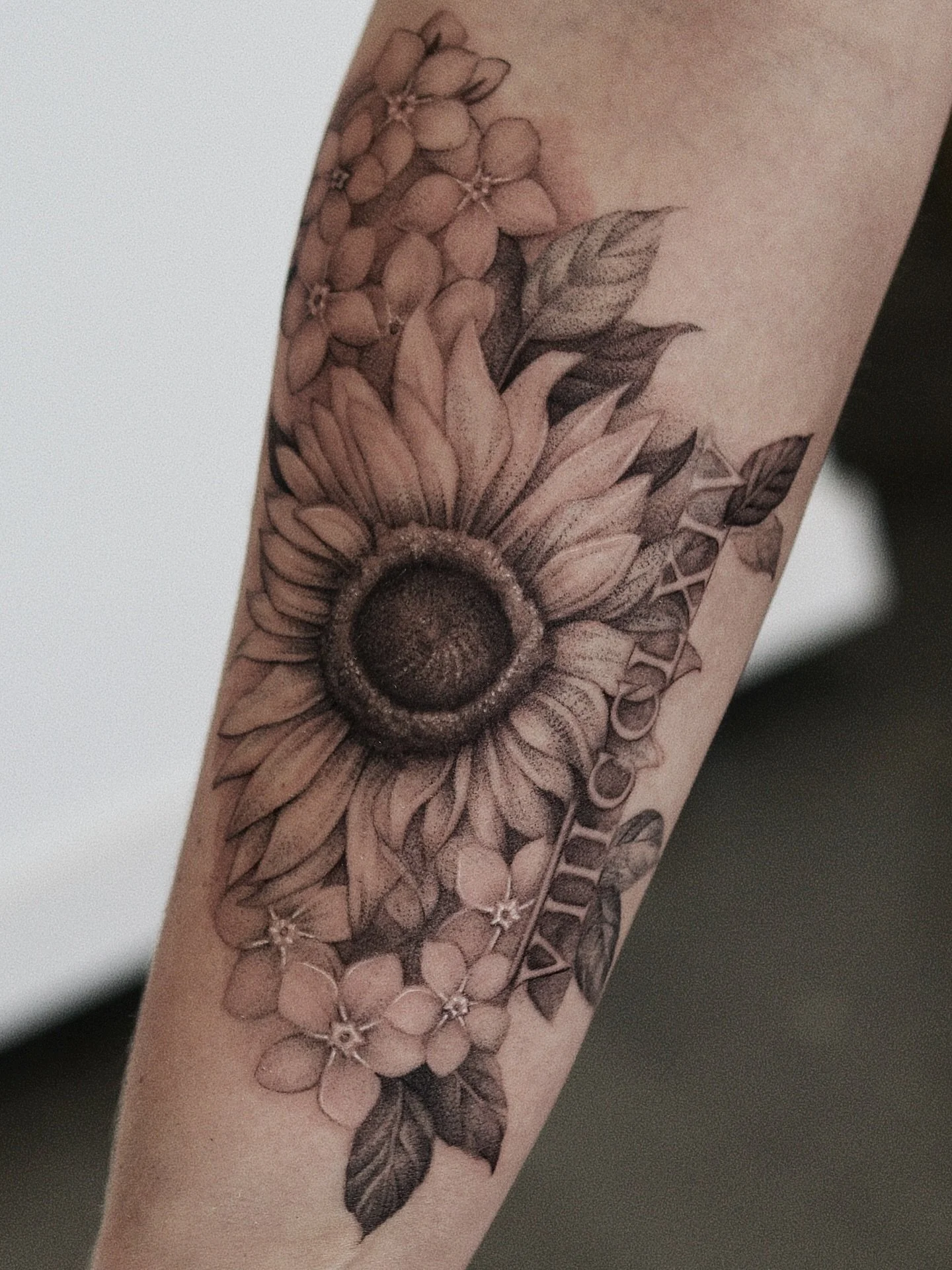 Sunflower and Forget Me Nots. 

8264 days. 

Memorial piece for Sarah&rsquo;s mother. This number represents the number of days she had since she was born. 

Forever grateful and honored to represent this piece for you. 

#seattletattoos #sunflowerta