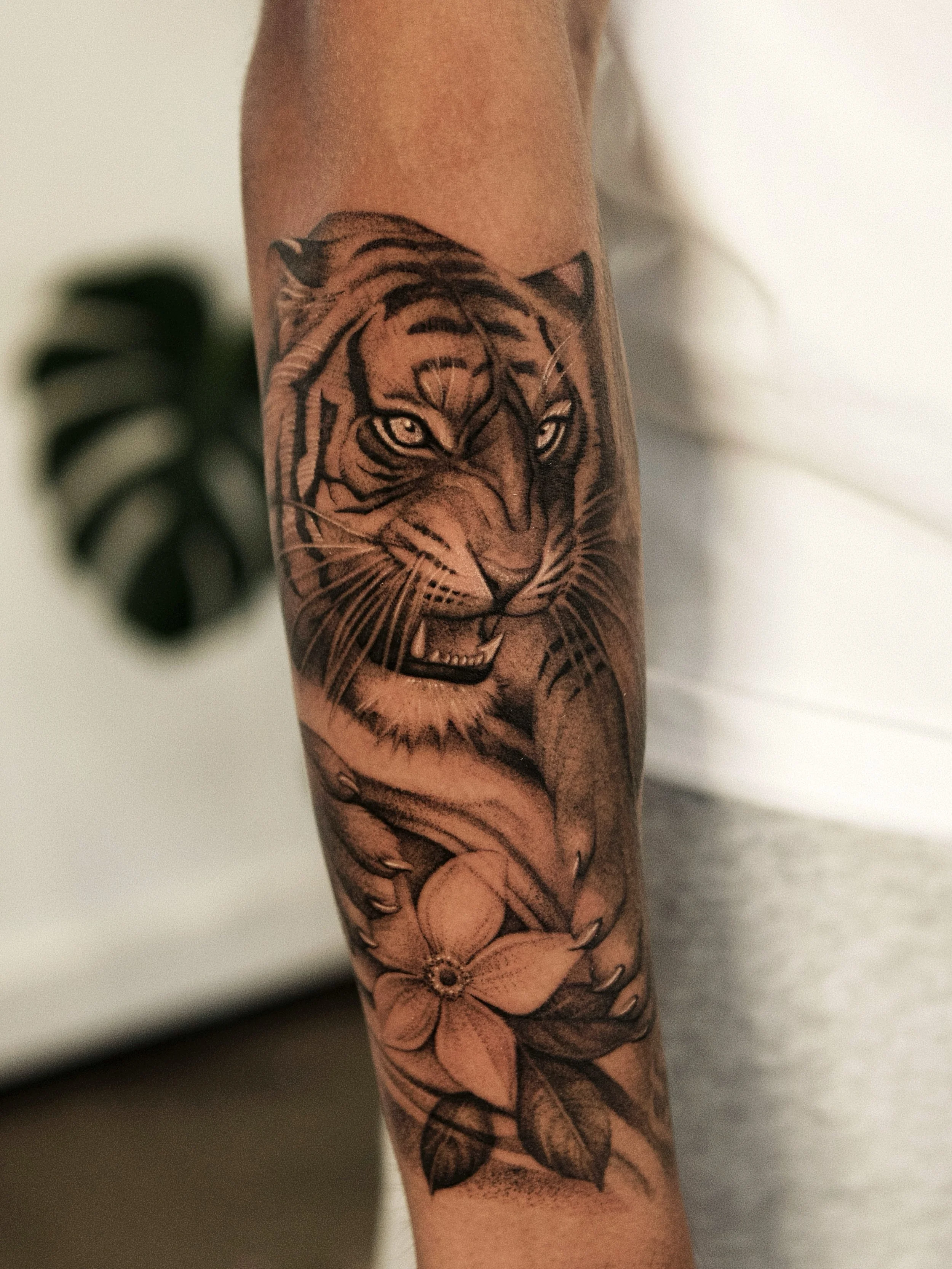 Added to Demarco&rsquo;s sleeve and finished the tiger protecting his mother&rsquo;s portrait. 

Been an absolute pleasure showcasing this style of work on my portfolio and a huge thank you to the Beza family for allowing me to honor Chatrice. 

#sea