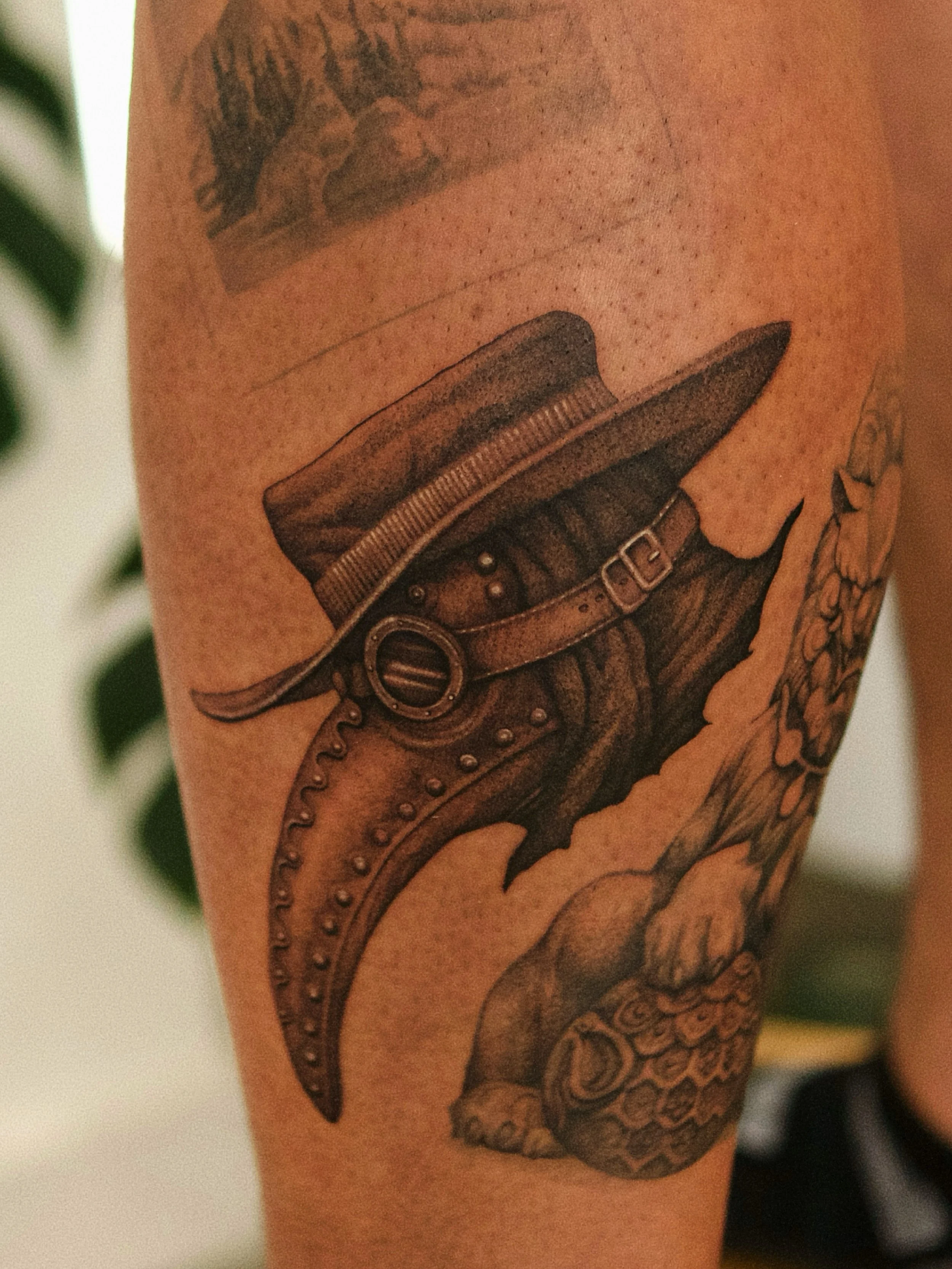 Plague Doctor addition to Jeff&rsquo;s patchwork leg sleeve. 

Always a pleasure and thank you for the trust with this one.
Excited to finish your next project 🫶

#seattletattoos #seattletattooartist #plaguedoctor #blackworktattoo #realismtattooarti