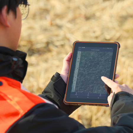 CHCNAV TC100 using the tablet in sunlight