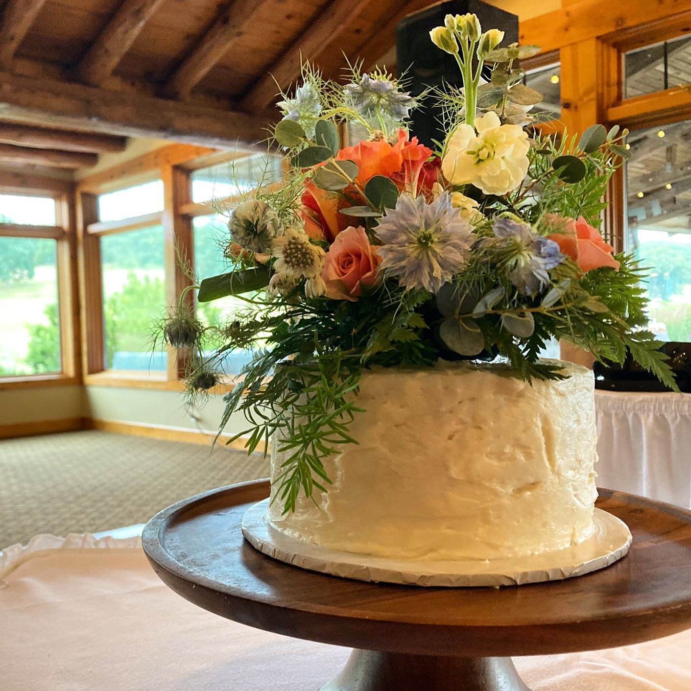 Sometimes you just need lots of flowers and a little cake.

Venue @hawksviewgolfclub 
Baker @gooseberriescatering