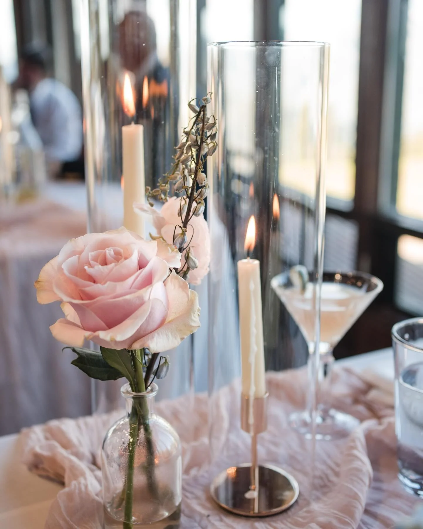 We&rsquo;re prepping for quite a few rental orders this week and we&rsquo;re excited to see all of the pretty place settings, candles, and lighting installs at these events this weekend.✨

Venue: @purgatoryresortweddings
Photography: @eviejoyphotogra