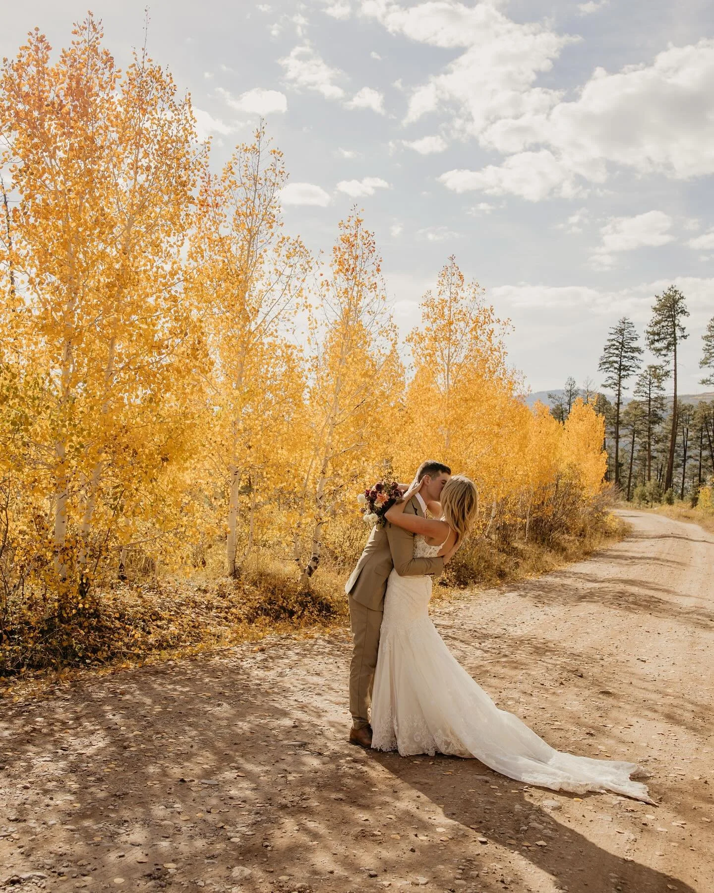 Fall weddings are coming and we can&rsquo;t wait.🍂

The temperatures are starting to cool down and we&rsquo;re finalizing lots of pretty details for our upcoming fall season!

Photography @taylorhassebroekphoto
Florals @mariposaflorals
Hair&nbsp;+ M