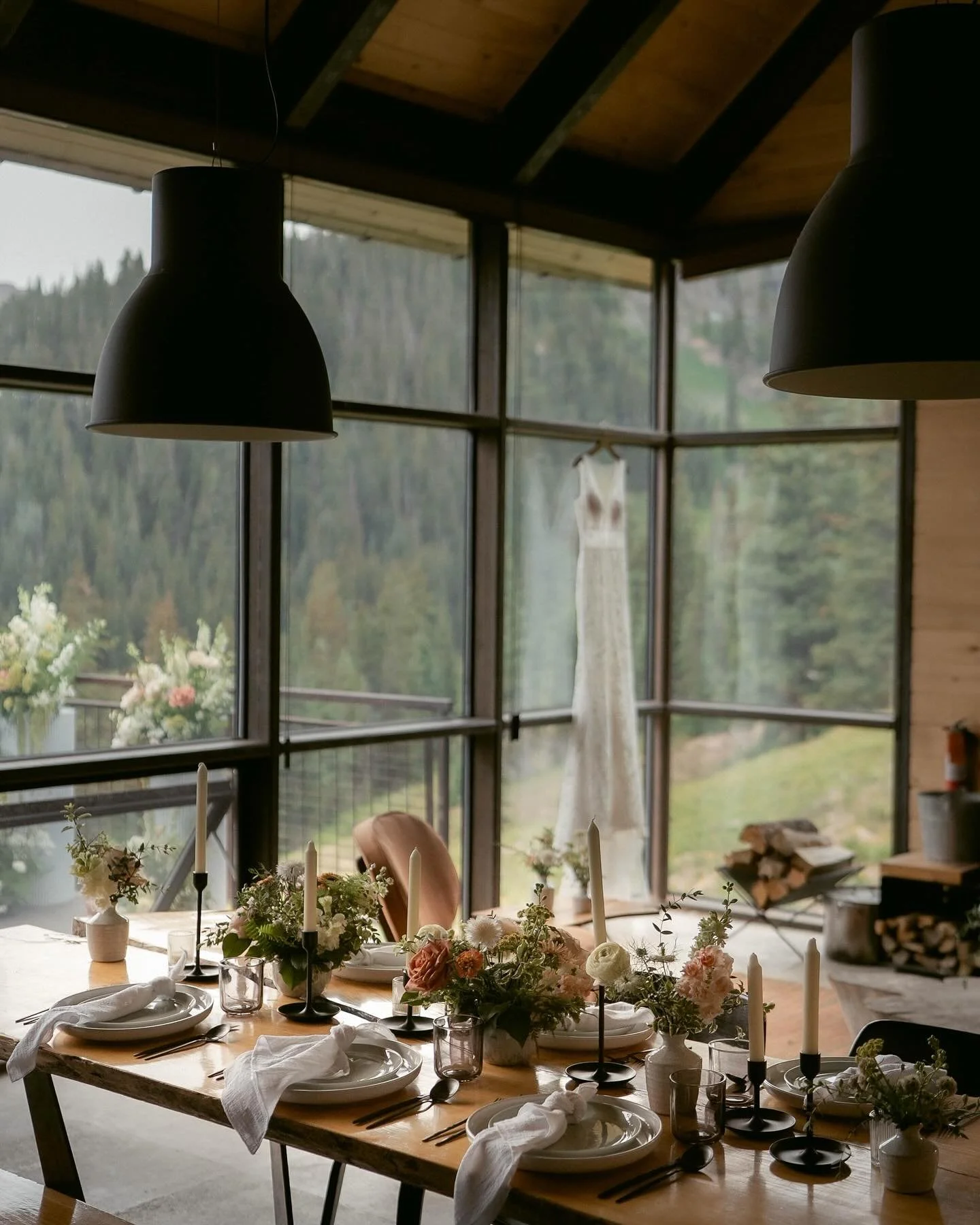 I love having our rentals go on adventures to gorgeous, cozy places in the mountains.🤍

Venue + Food:&nbsp;@campfire_ranch&nbsp;
Planner:&nbsp;@mountainesquewed
Florals:@abundant.blooms
Tablescape Rentals:&nbsp;@mountainarrowevents
Dress:&nbsp;@kate
