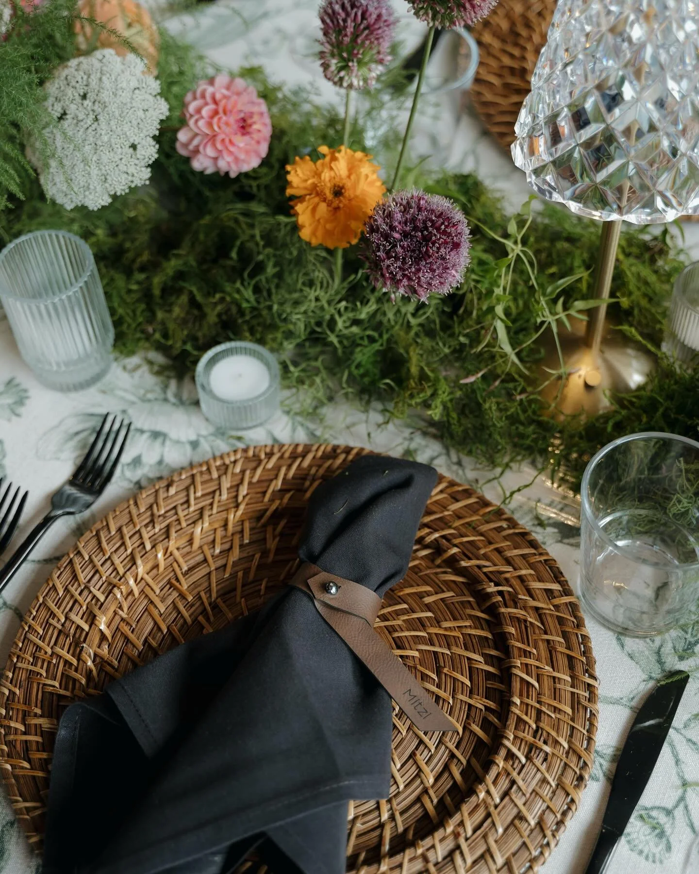 Mountaintop weddings and cozy, gorgeous reception dinners planned by @mountainesquewed ✨

Adding our chargers and specialty flatware can add texture and contrast to your elegant place settings.🤍

Photographer:&nbsp;@karamoorephoto
Venue:&nbsp;@thewe
