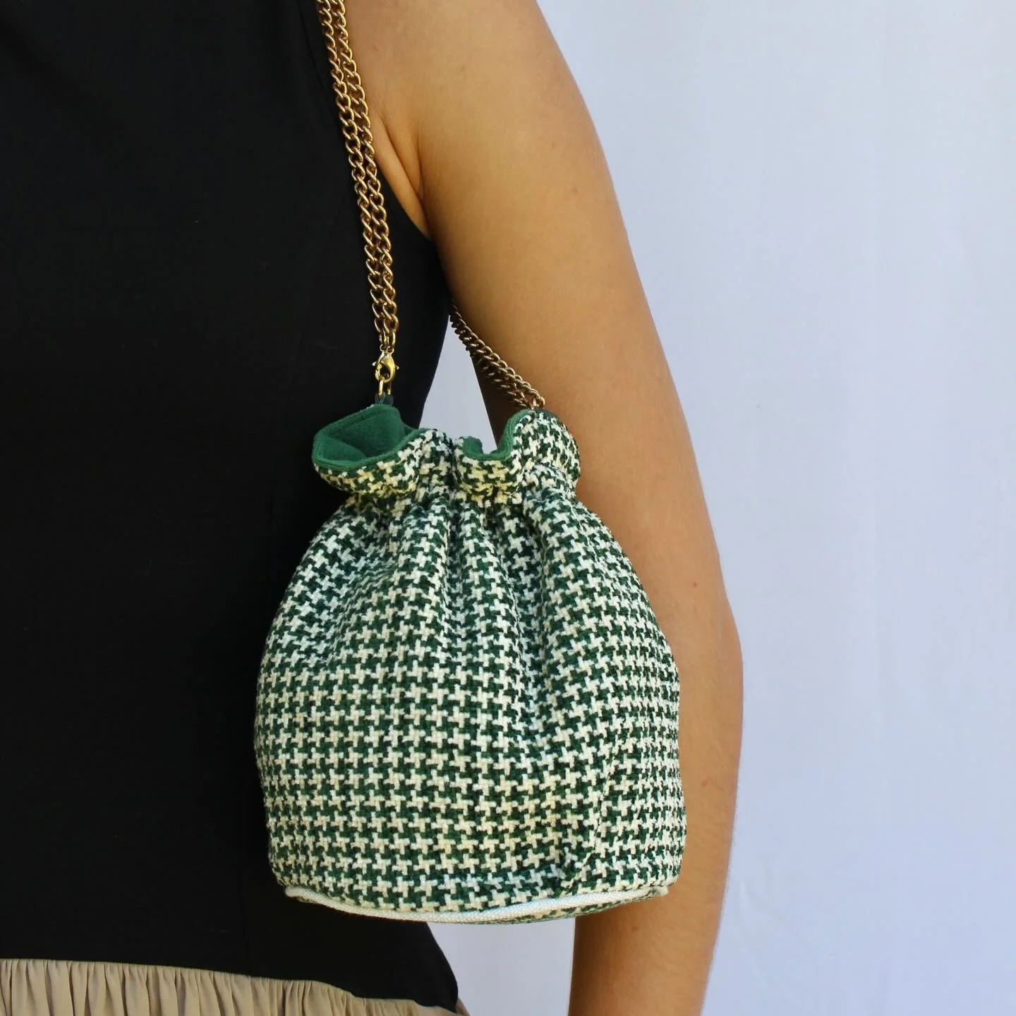 Introducing Maggie: crafted from soft chenille in timeless green-and-ivory houndstooth. Designed to bring fun and sophistication to any outfit. 

Available in classic or mini, whether you&rsquo;re carrying it all or just the essentials. 

Get now whi