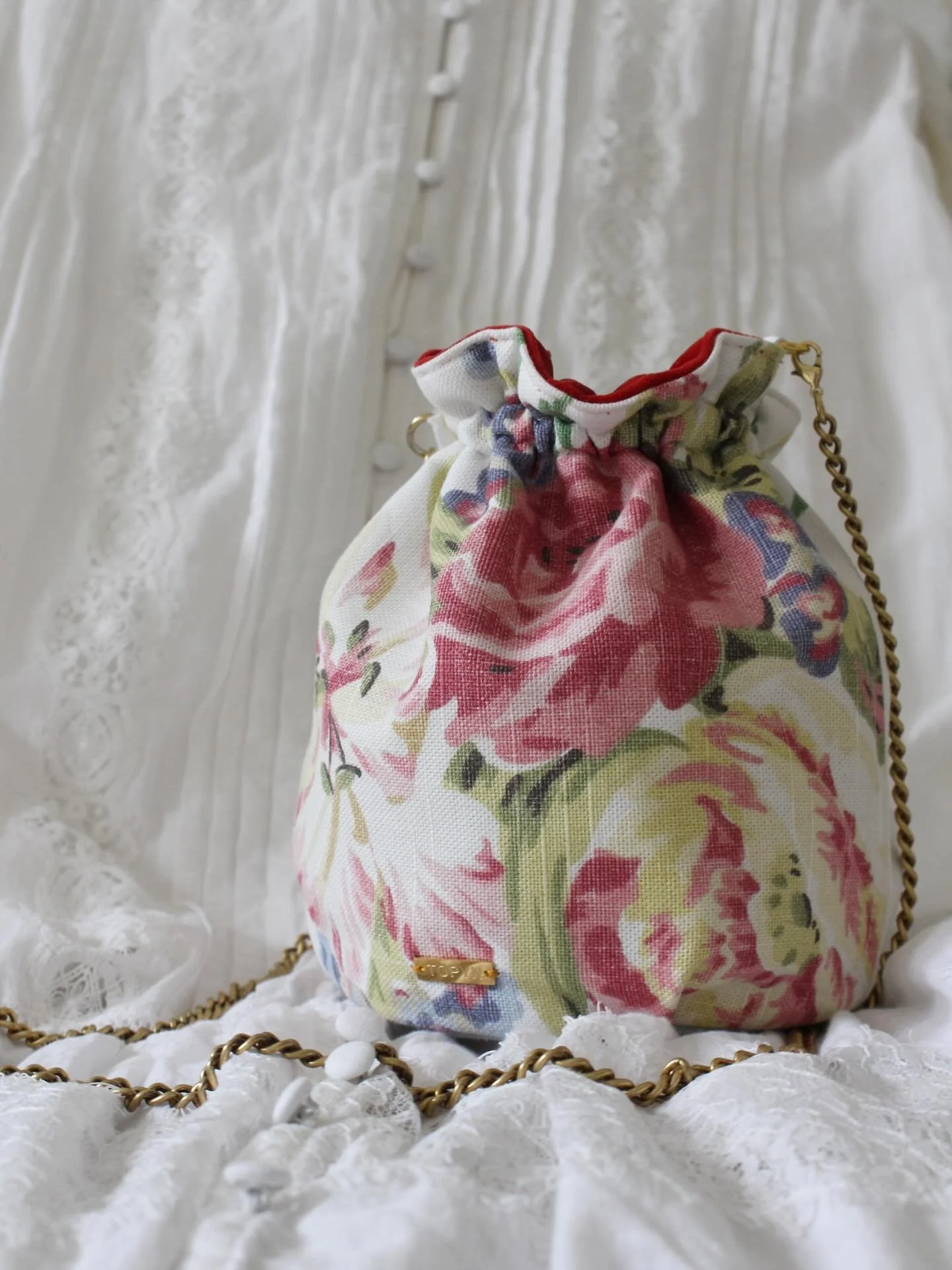 I'll be popping up tomorrow, Wednesday March 25, 5-8p @beaucouptexas for their Spring Dress Event. 💐 Stop by, shop, and enter to win this beautiful vintage floral purse!