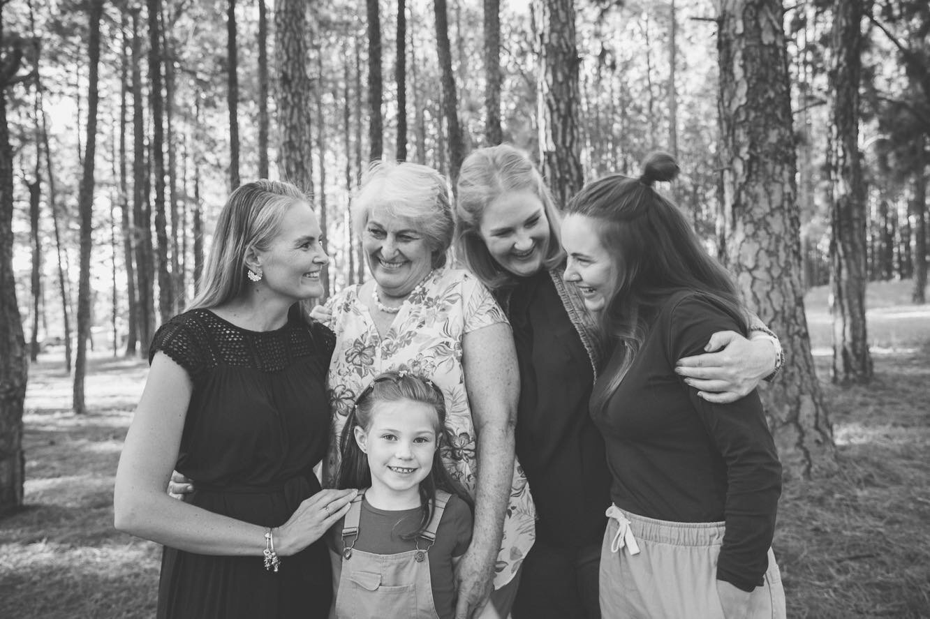 It&rsquo;s often the in-between moments that make for the best photos. The candid hugs and laughs are always a gem to capture | Bisset Family 2022