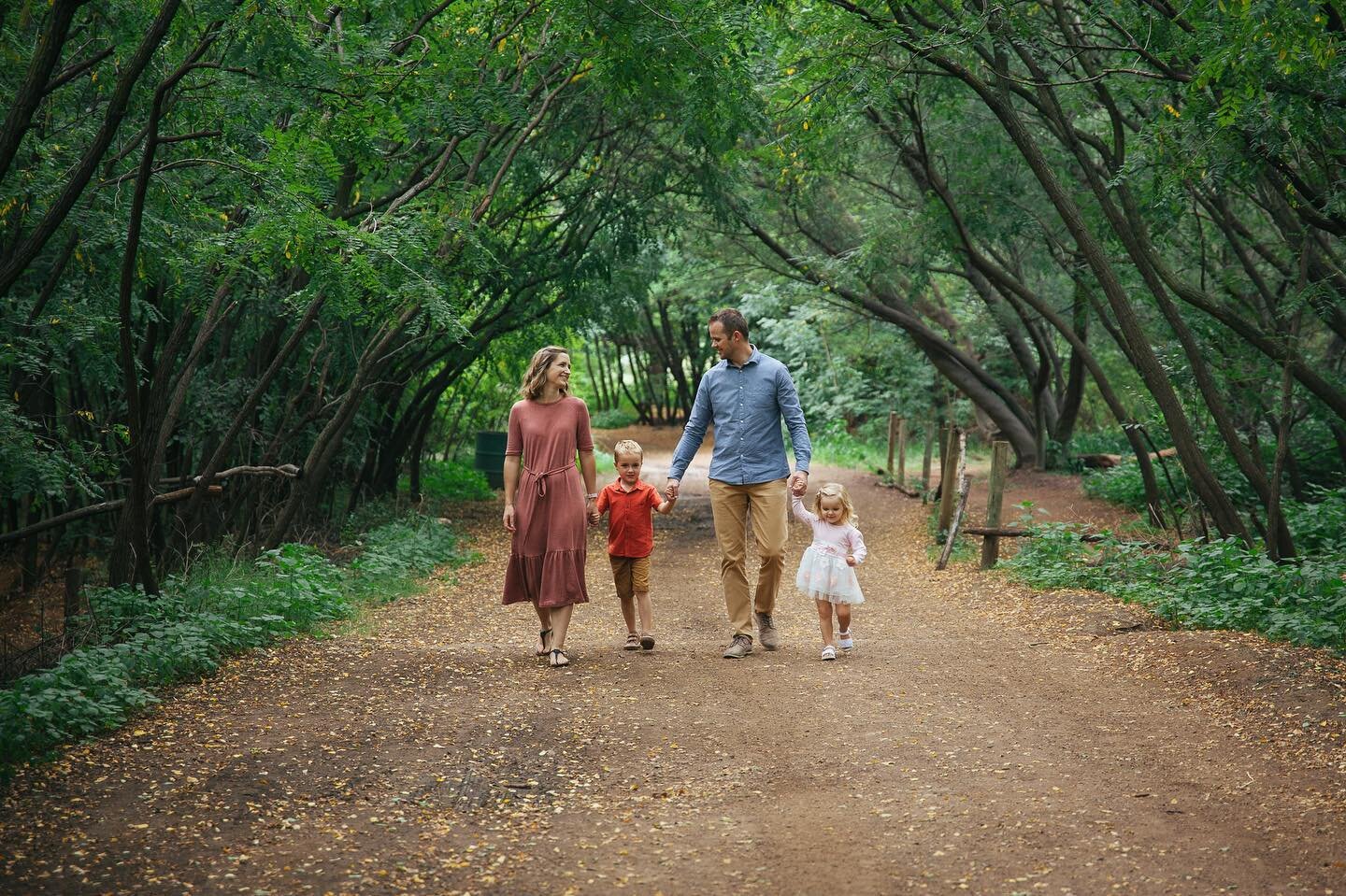 When nature is the perfect backdrop 😍 Editing pics from a shoot yesterday with this beautiful family 💛