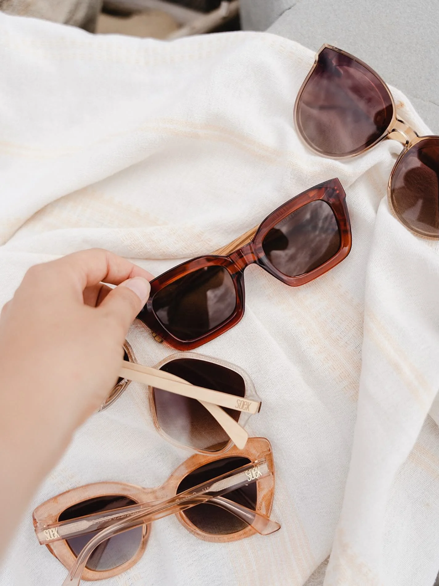 Picking your favourite Soek style is hard when every pair looks amazing! 

Contacting us to help you top up your stands is easy ☺️

#soek #soeksunglasses #sunglasses #readers #sustainablesunglasses #fashioneyewear #sustainablymade #eyeprotection #pol