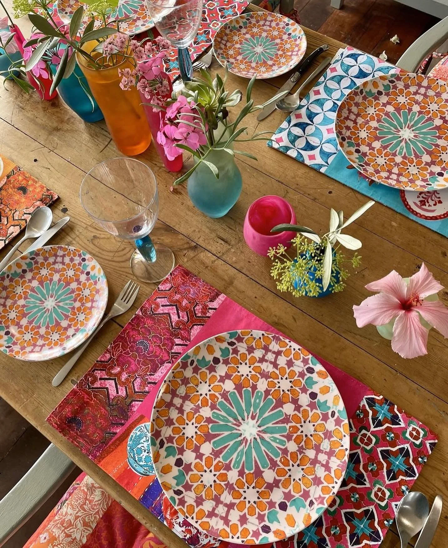 Canvas placemats from Anna Chandler Design 🌺👌🏻
Reversible, washable and of course, colourful!

#annachandlerdesign #annachandler #placemats #canvas #tabletopdecor #tablesetting #kitchen #colourful #washable #newprints #newseason #stock #wholesale 