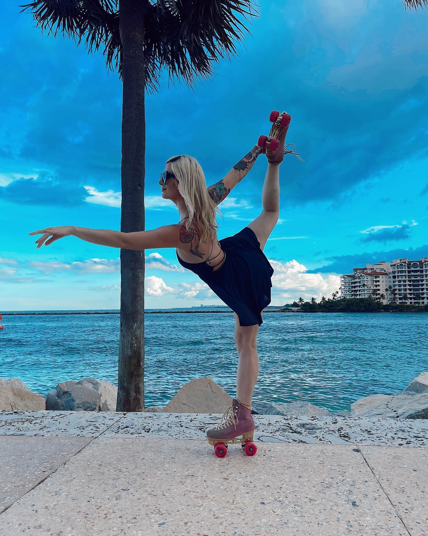 🌟HAPPY WEDNESDAY MY FRIENDS🌟

What a week! Anyone else feel like they are moving a mile a minute? Living life on full blast and enjoying every minute of it!💃🏼🛼🌪💖

There will be a day when you look back on your journey and say: The hard days ha