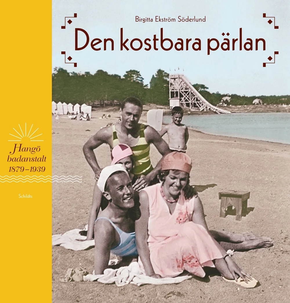 Graafinen suunnittelu: Tuija Kuusela, Stiili. Birgitta Ekström Söderlund: Den kostbara pärlan – Hangö badanstalt 1879–1939. Kustantamo S&S.