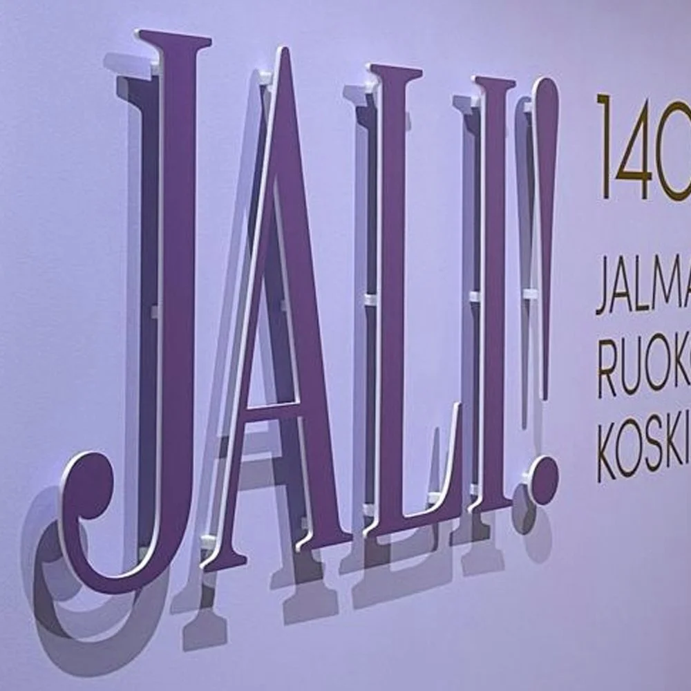 Näyttelyn visuaalinen ja graafinen ilme, ripustus