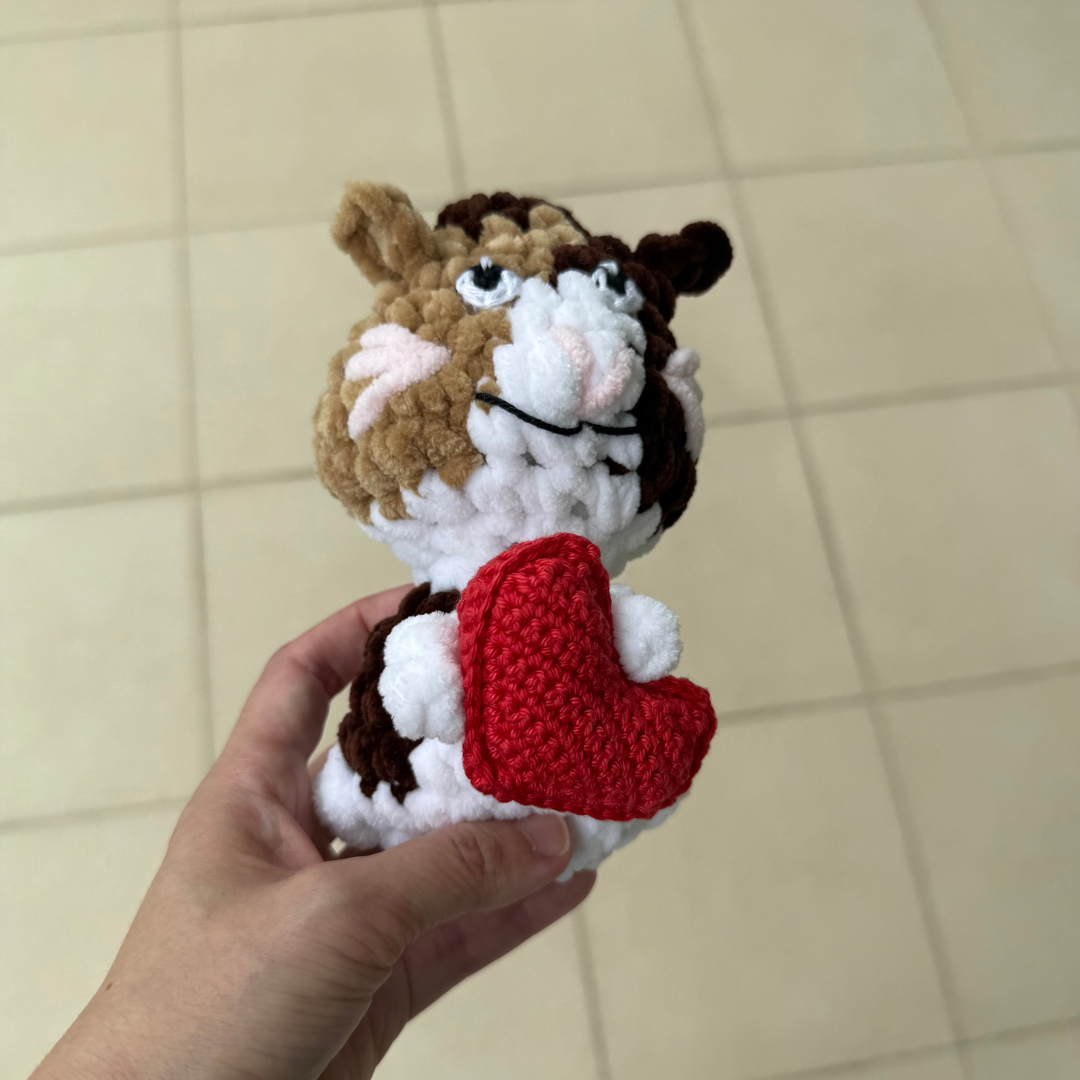amigurumi cat with heart.png