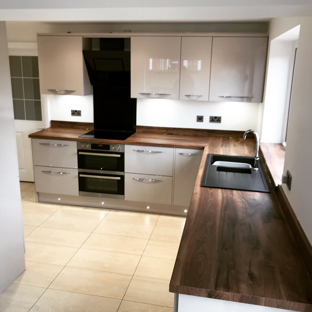 Cashmere Gloss with Walnut worktops 👌🏻 message to arrange an appointment #kitchendesign