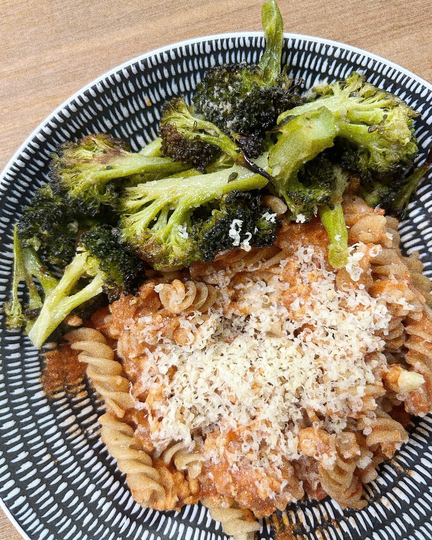 Creamy cottage cheese pasta with a side of brocc. The simplest pasta recipe ever incorporating more protein through the chicken mince &amp; cottage cheese. Just blended the cottage  cheese with pre-made marinara sauce, laid atop wholewheat pasta for 