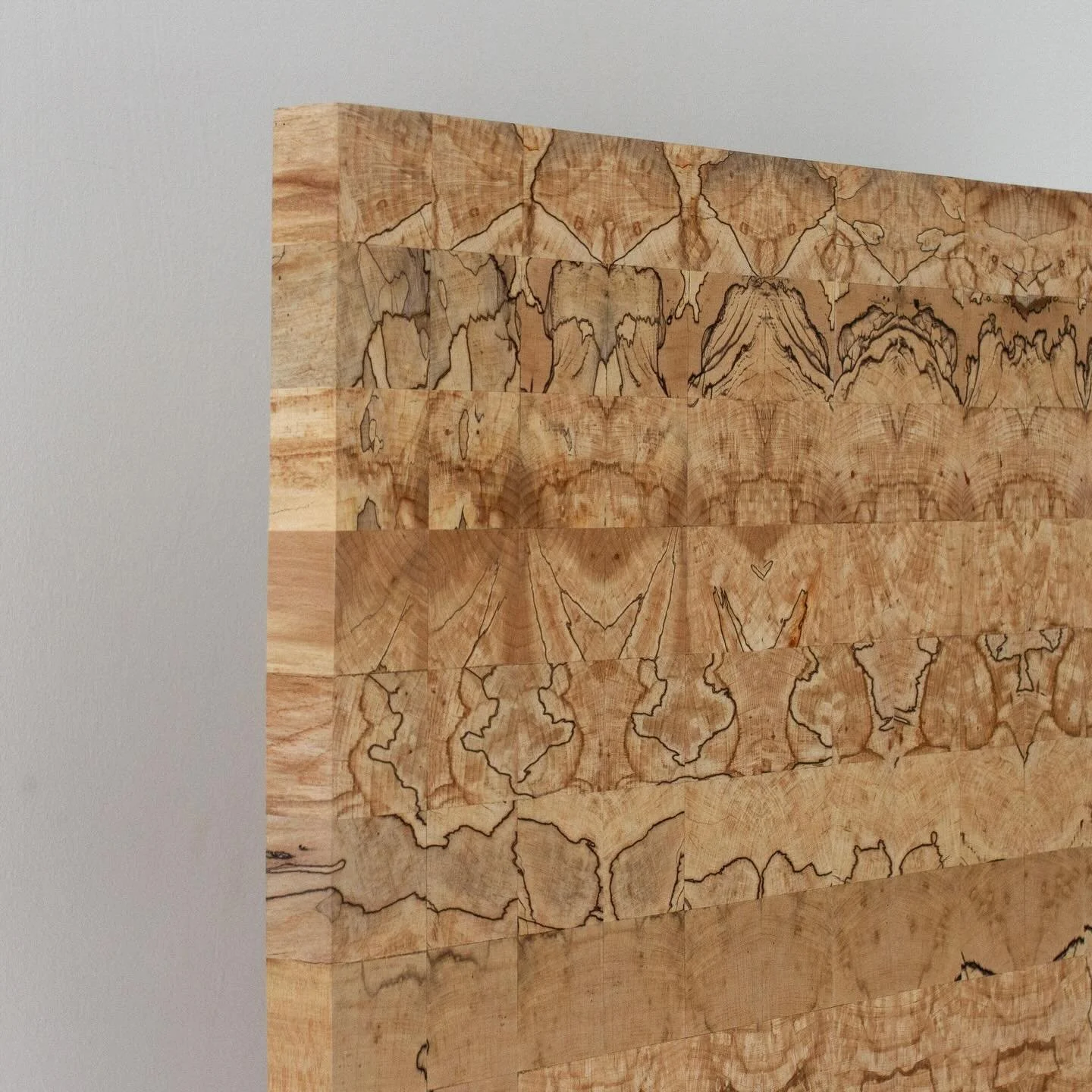 Detail of spalted beech edges. 

Photo by @jesshowellphoto 

#woodartist
#woodenart
#artforinteriors
#visualart
#spaltedbeech