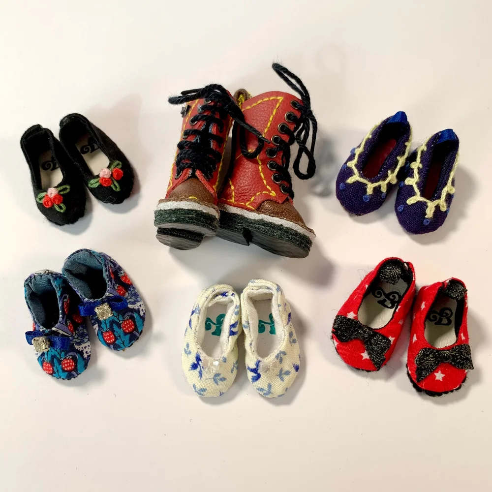 beth-ramsden-blythe-doll-youtube-artist-crafter-seamstress-selling-custom-handmade-doll-sized-sewing-patterns-clothes-sets-accessories-as-well-as-other-crafts-and-artwork-available-for-commissions-and-custom-requests