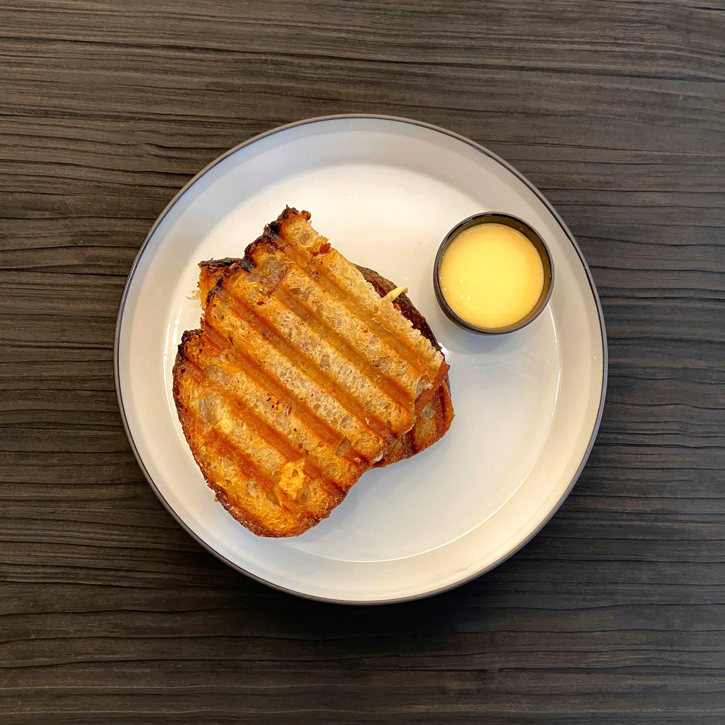 Sandwich de Queso Ossau Iraty con Bacon y Emulsión de Yema Ahumada