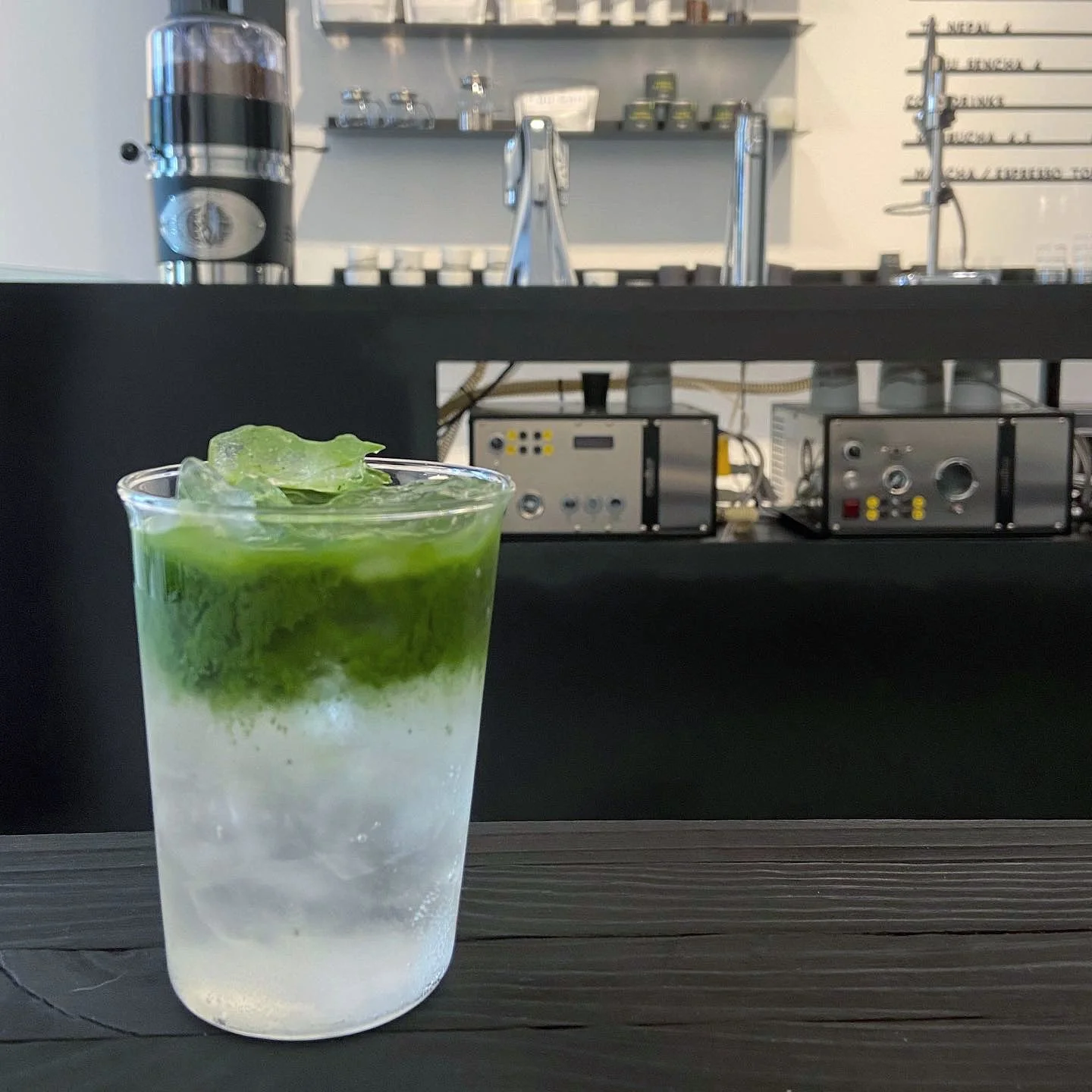 Matcha Tonic hecho con matcha, pétalos de flor de cerezo y un toque de sal