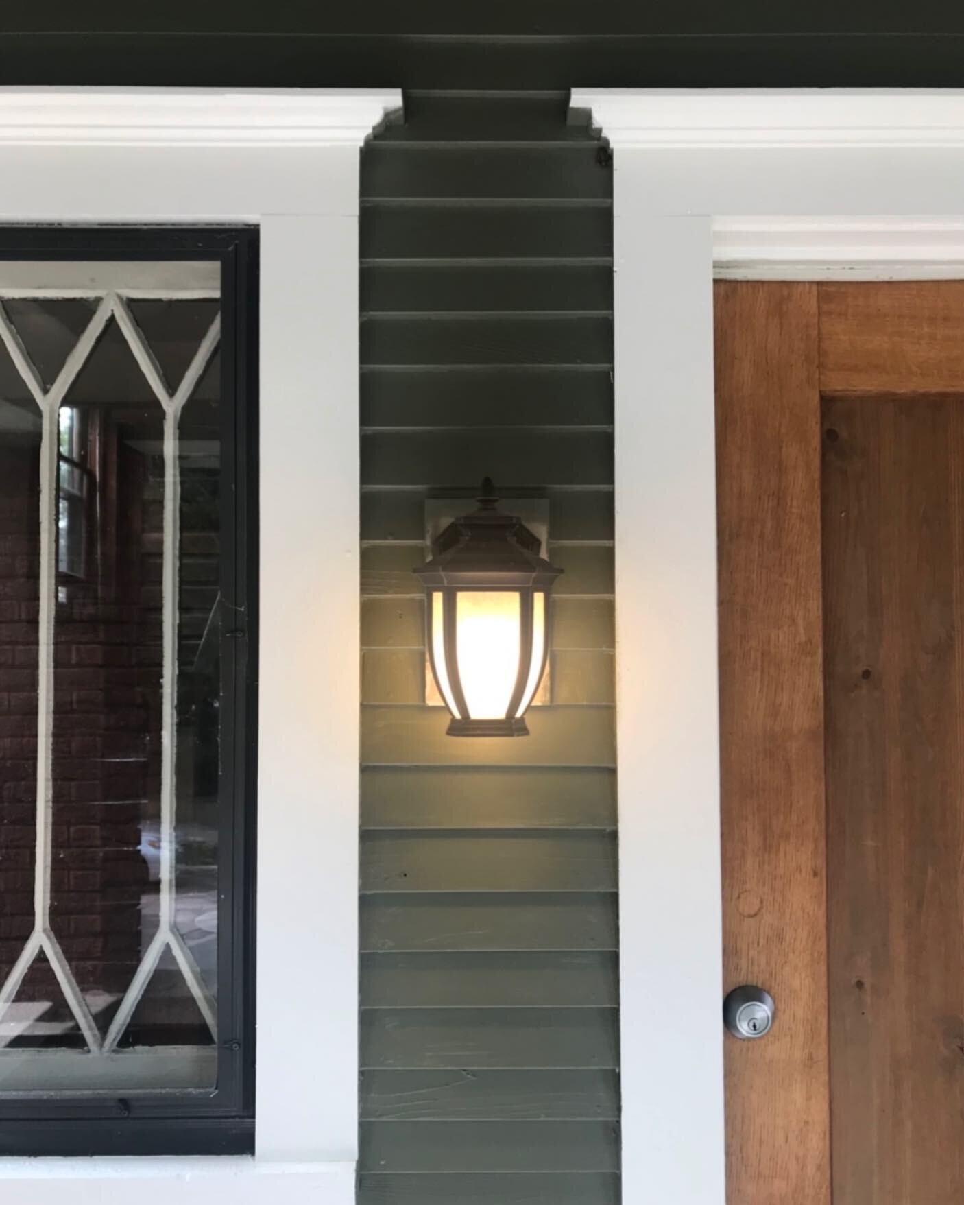 The color palette on this historic home is my favorite I&rsquo;ve done to date. 🟫⬜️🟩 We added a new contemporary light fixture and mailbox after I took this photo, but I couldn&rsquo;t not share this. What ya think? &bull;
&bull;
&bull;
&bull;
&bul