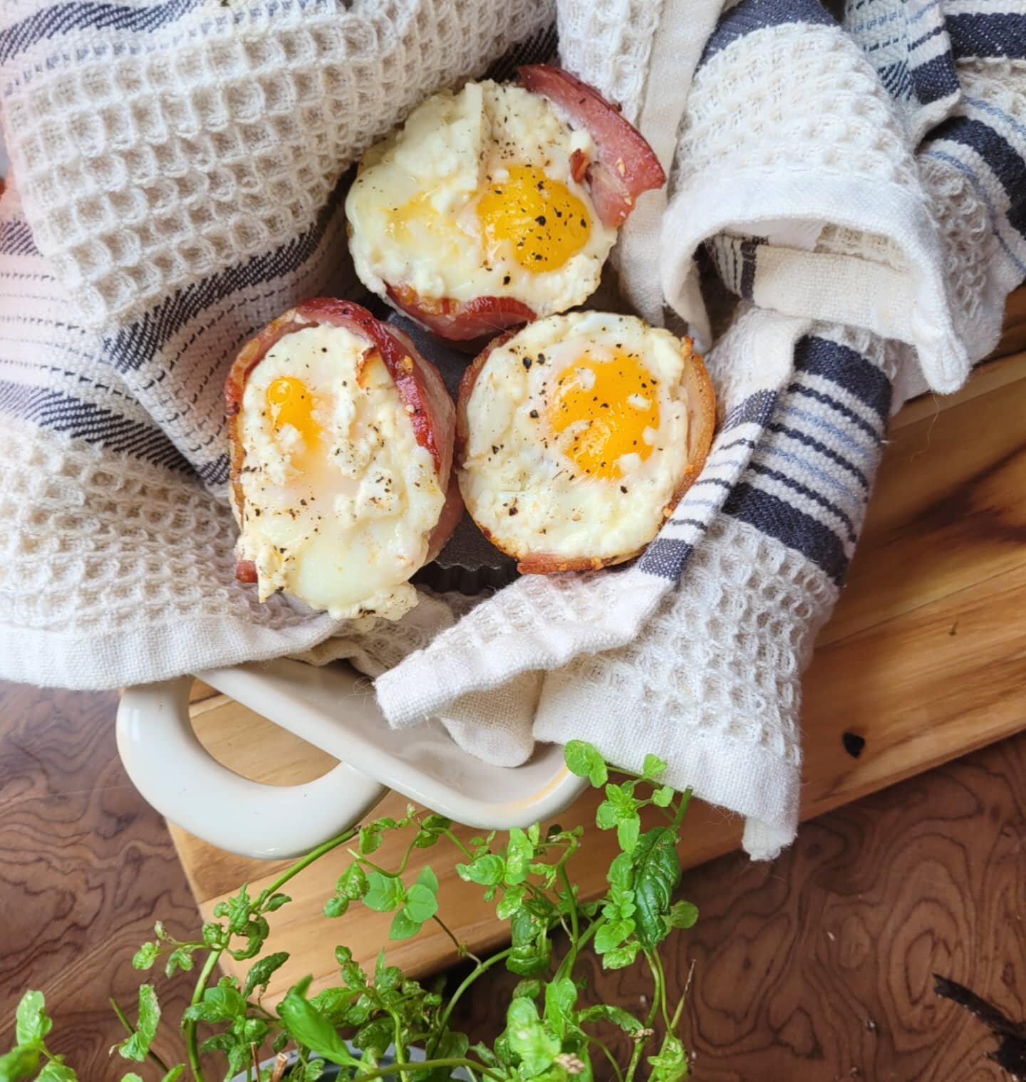 Ready in 30 minutes, this  bite-sized breakfast is a great way to give you energy all day with its spinach and sun dried tomato base🌱🍅🍳
.
The crispy bacon perfectly compliments the runny egg yolk, and is only enhanced by the baked feta topping the