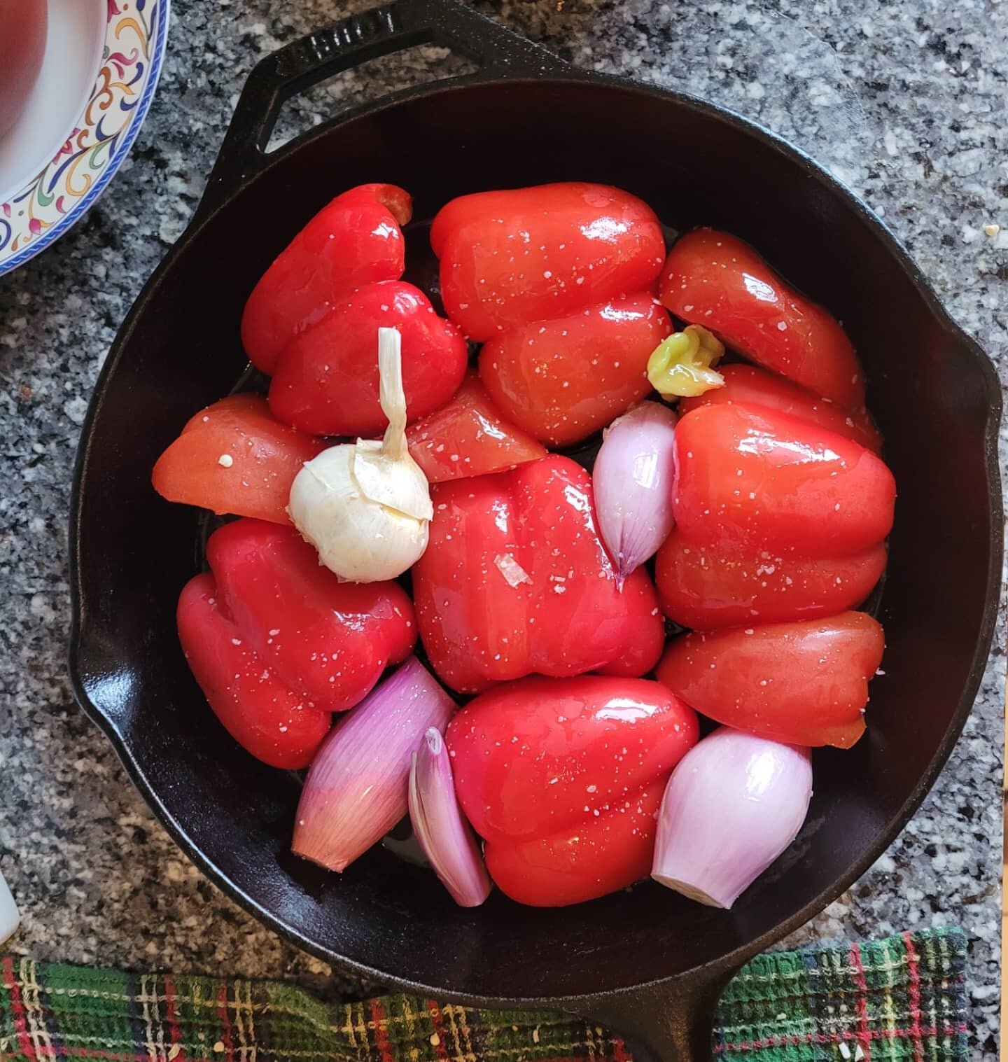 Swipe to roast &gt;&gt; There's no better celebration of summer than fresh bell peppers! This light, aromatic pasta is the perfect meal for an evening to keep you feeling healthy and stress-free. No one likes dishes, so we're utilizing our favourite 