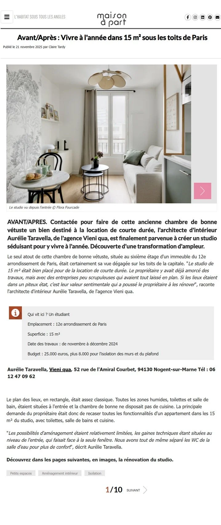 Un intérieur de studio moderne avec un canapé blanc, deux petites tables, une fenêtre, une lampe moderne au plafond, et un mur décoré avec du papier peint à motifs