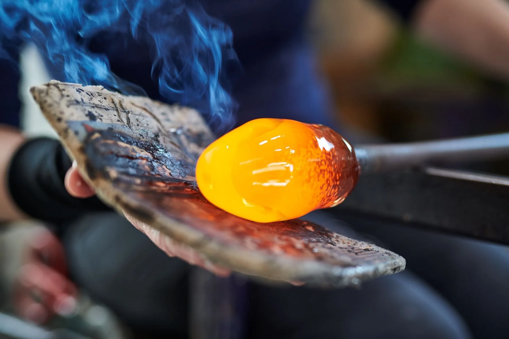 Elin Isaksson blowing glass