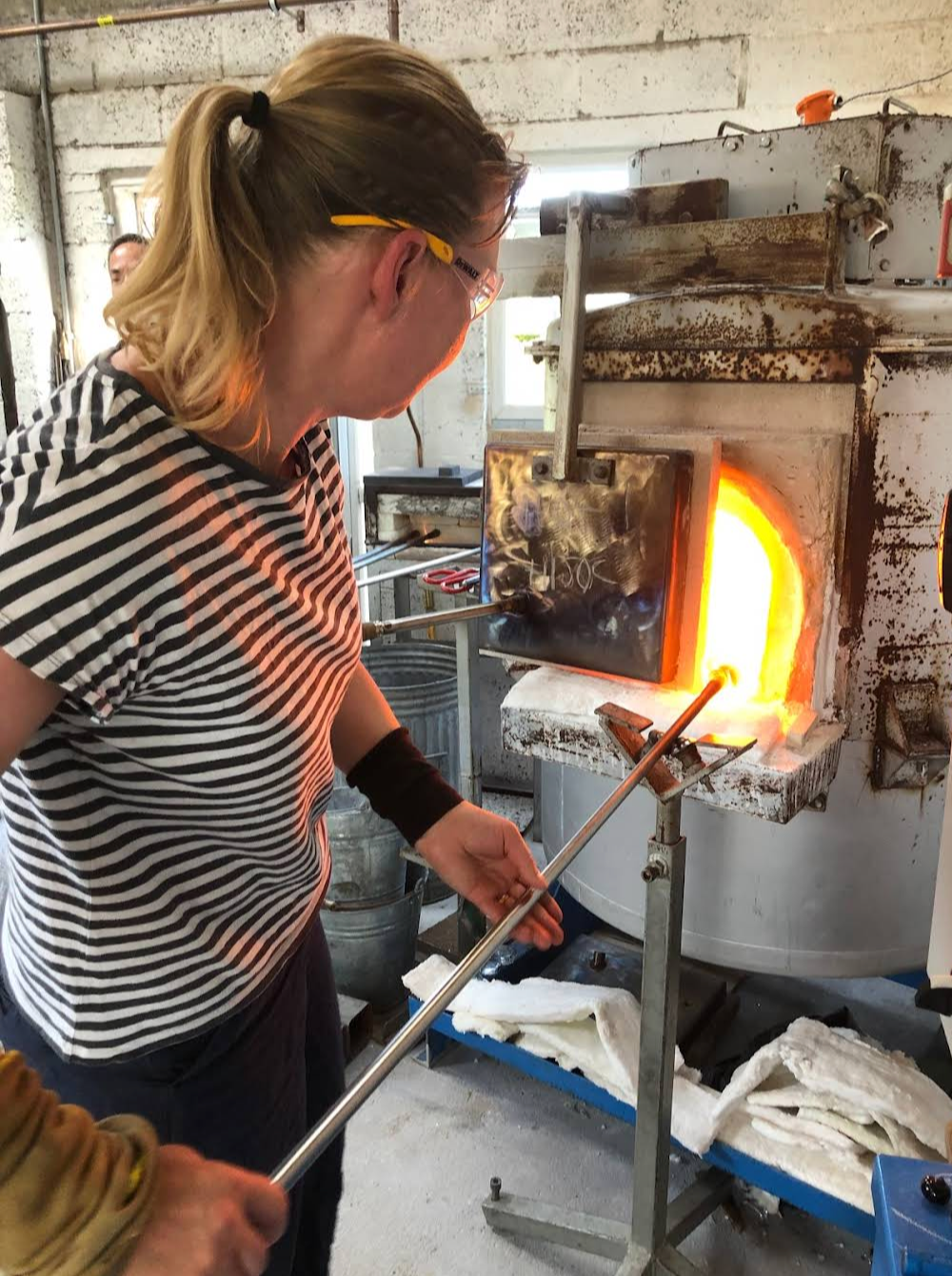 Elin Isaksson teaching a glass blowing class