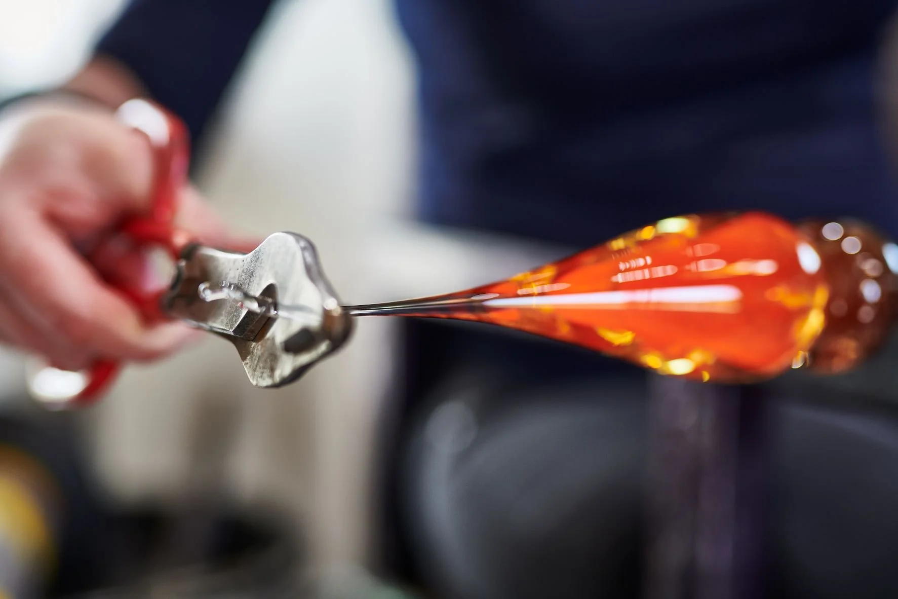 Elin Isaksson making glass