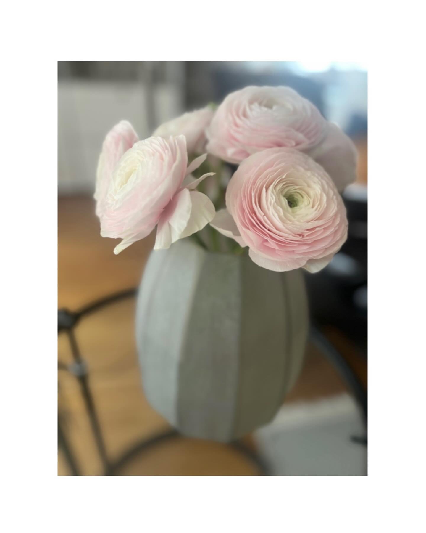 Blumen sind das L&auml;cheln der Erde - der Fr&uuml;hling kann kommen.

#interiordesign #design #interior #homedecor #architecture #home #decor #interiors #homedesign #interiordesigner #furniture #decoration #designer #interiorstyling #interiordecor 