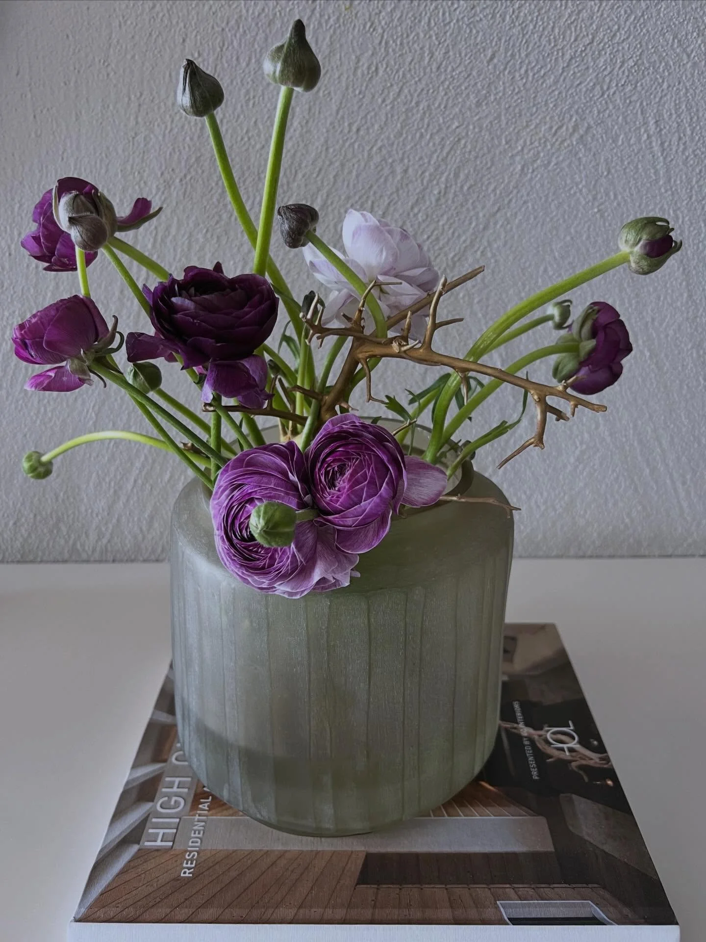 Zeitlose Formen. Frische Blumen.
Diese Vase macht aus jedem Strauss ein Statement.

#homedecor #interiorinspo #vase #blumenliebe #wohnaccessoires