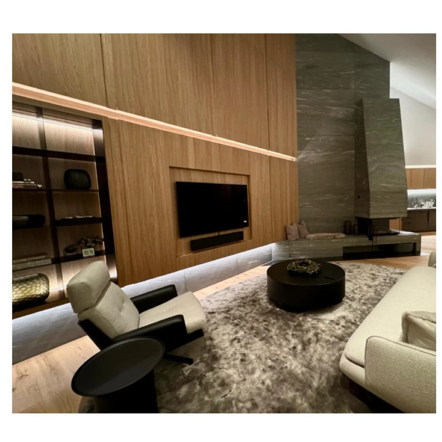 Aus einer Baustelle wurde endlich ein Zuhause. 🤍
Die Wand steht &ndash; und mit ihr ein St&uuml;ck Gem&uuml;tlichkeit.

#HomeSweetHome #Wohnzimmerliebe #Innenausbau #VorherNachher #Zuhause
#interiordesign #design #interior #homedecor #architecture #