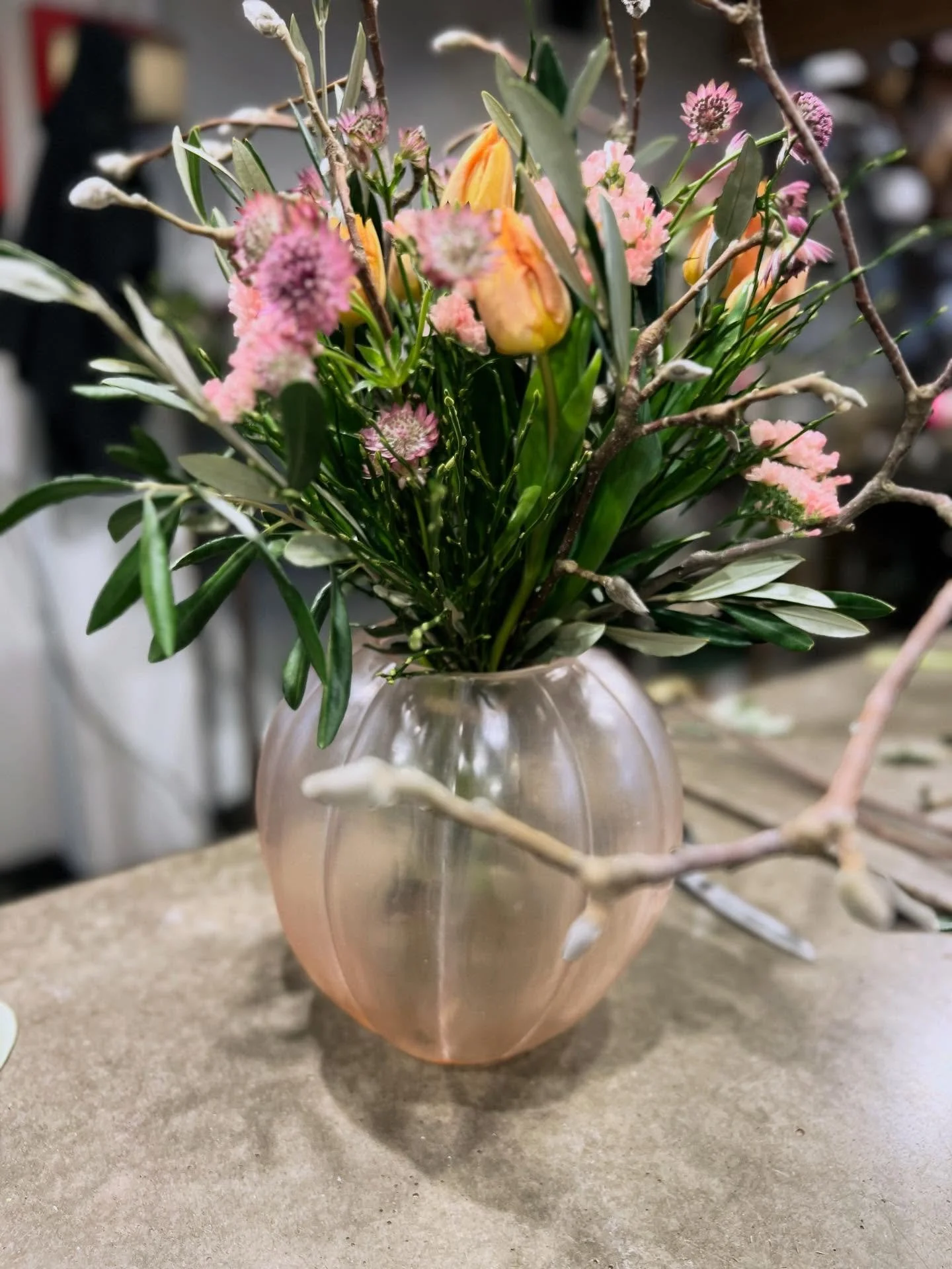 Zeitlose Formen. Frische Blumen.
Diese Vase macht aus jedem Strauss ein Statement.

#homedecor #interiorinspo #vase #blumenliebe #wohnaccessoires